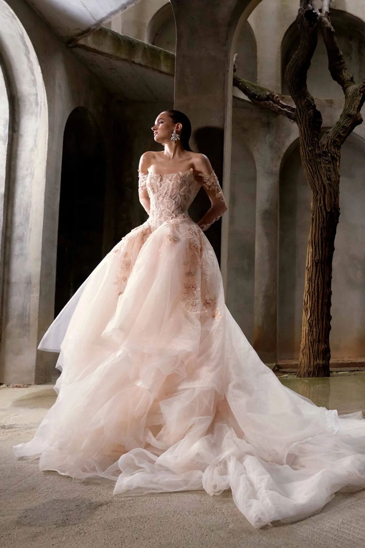 Gekleurde prinsessenjurk Venezia van Galia Lahav. Zijaanzicht van de off-shoulder trouwjurk met luxe kant en wijde tule rok.