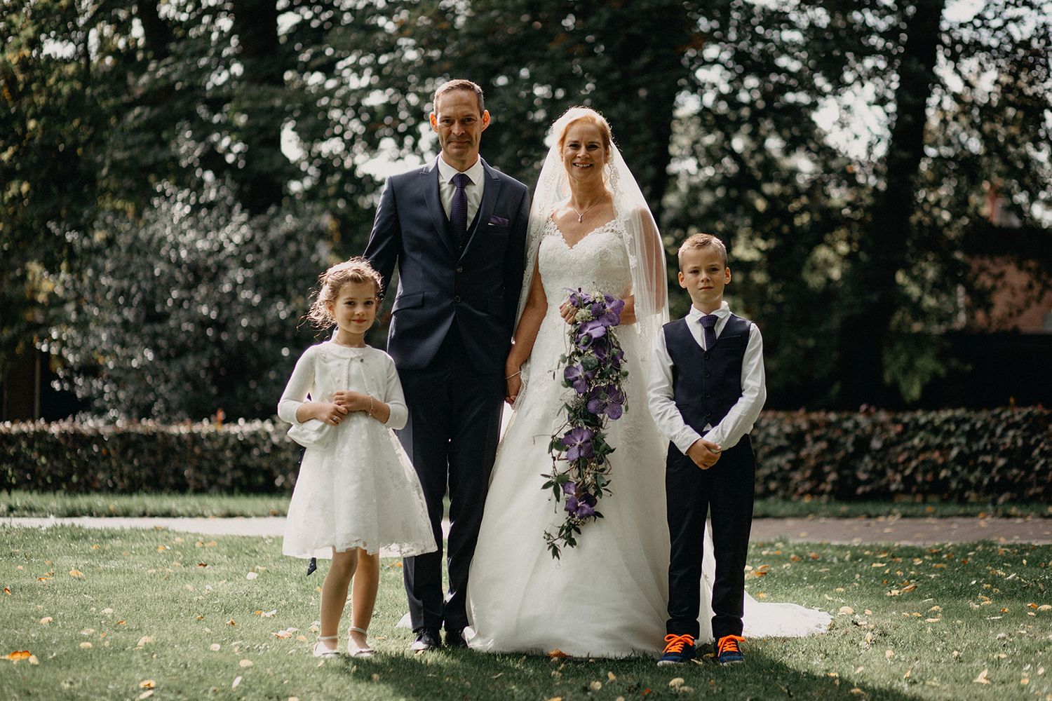 cristine in trouwjurk met gezin