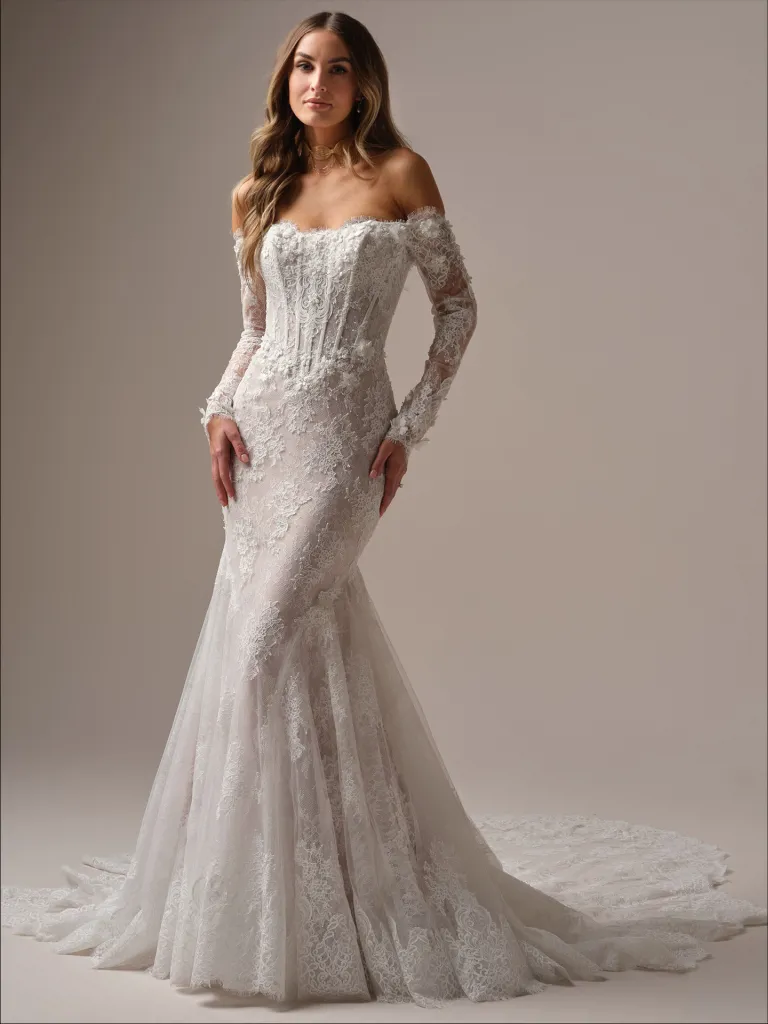 Kanten zeemeermin trouwjurk Takera van Maggie Sottero. Vooraanzicht van het off-shoulder korsetlijfje met lange mouwen.