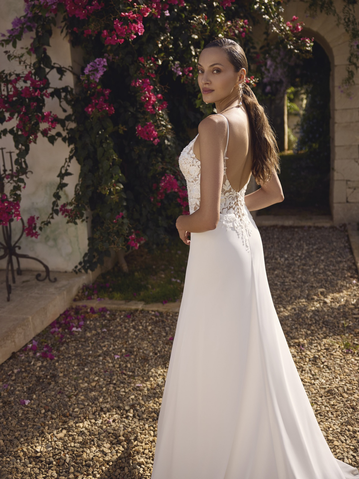 Trouwjurk met lage rug Glamour van Modeca. Achteraanzicht van de A-lijn jurk met see-through kanten lijfje.