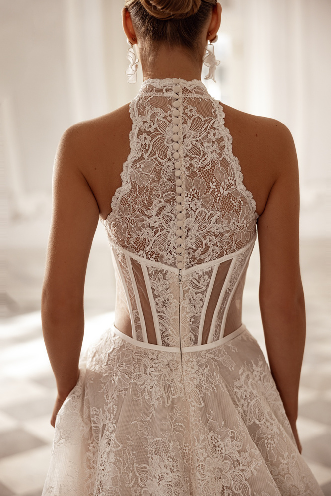 Kanten trouwjurk Jane van Tina Valerdi met see-through korset en hoge hals, achteraanzicht met picpac knoopjes.