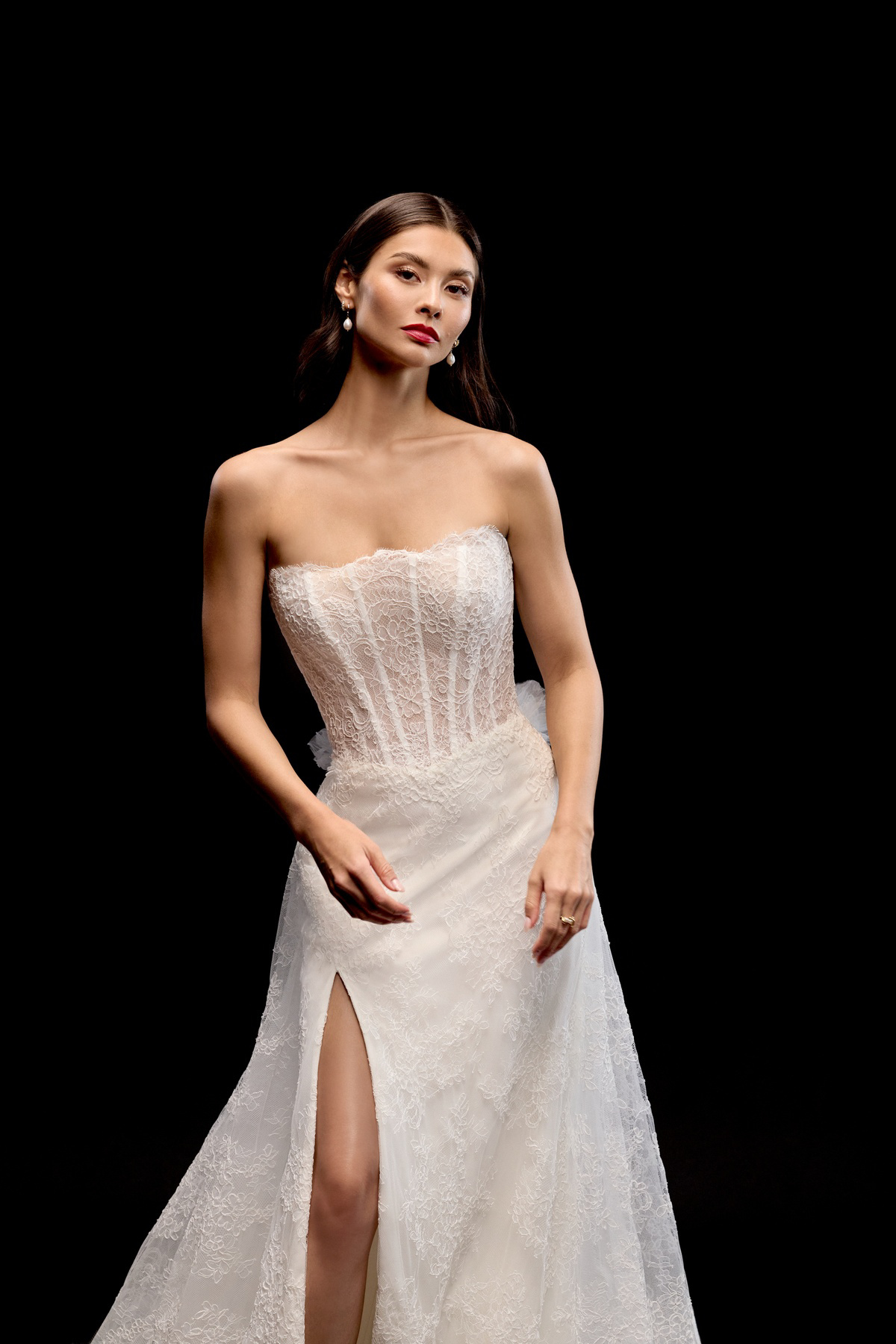 Kanten trouwjurk Zorya van Justin Alexander Signature met strapless korsetlijfje en split, vooraanzicht, bij Bruidshuis Diana.