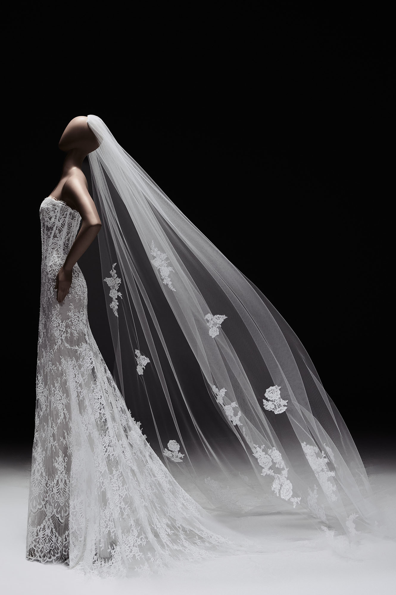 Zuhair Murad Mariage Spring 2027 Look 12 side view of lace wedding dress with long train and floral veil