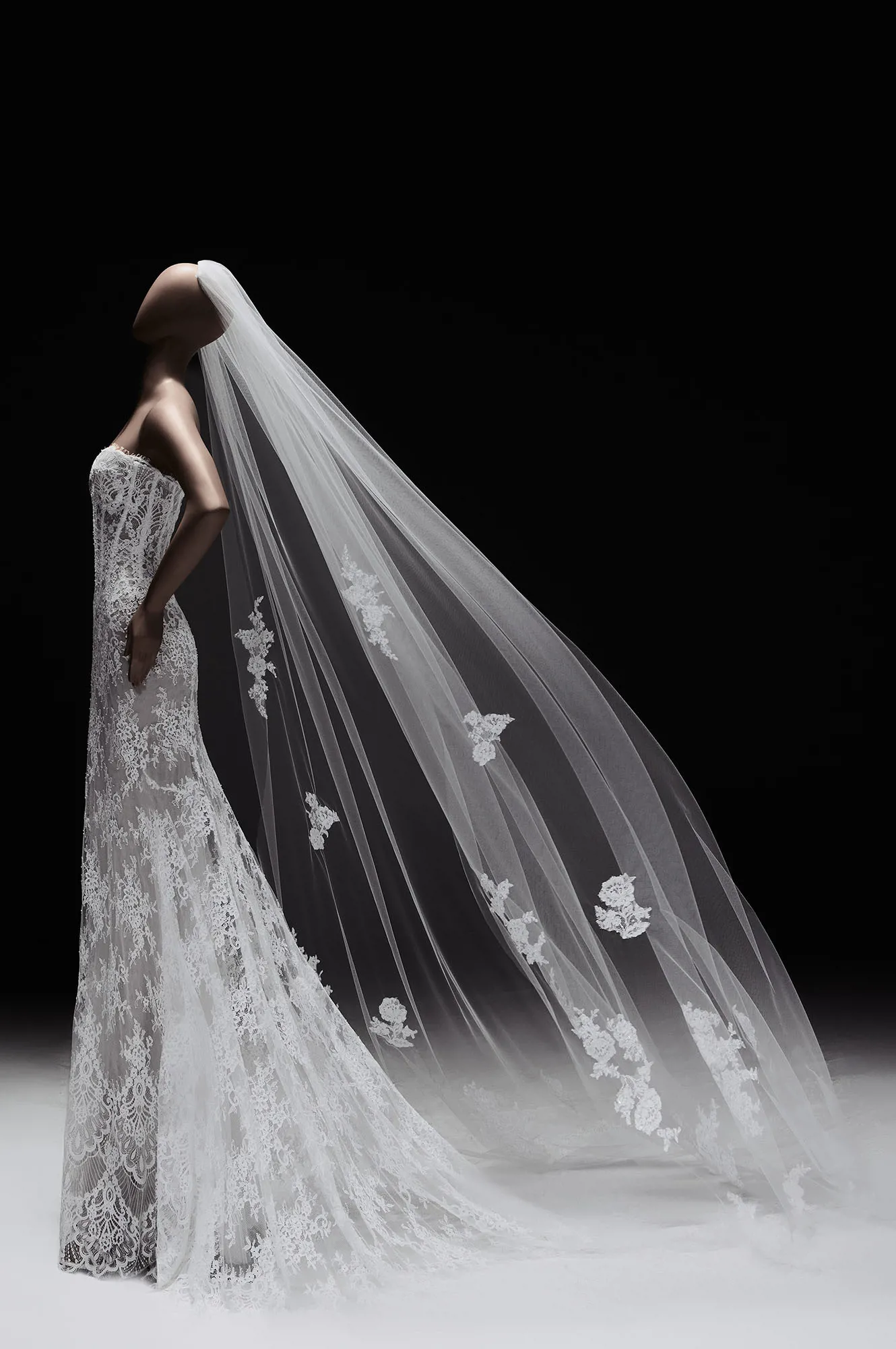 Zuhair Murad Mariage Spring 2027 Look 12 side view of lace wedding dress with long train and floral veil