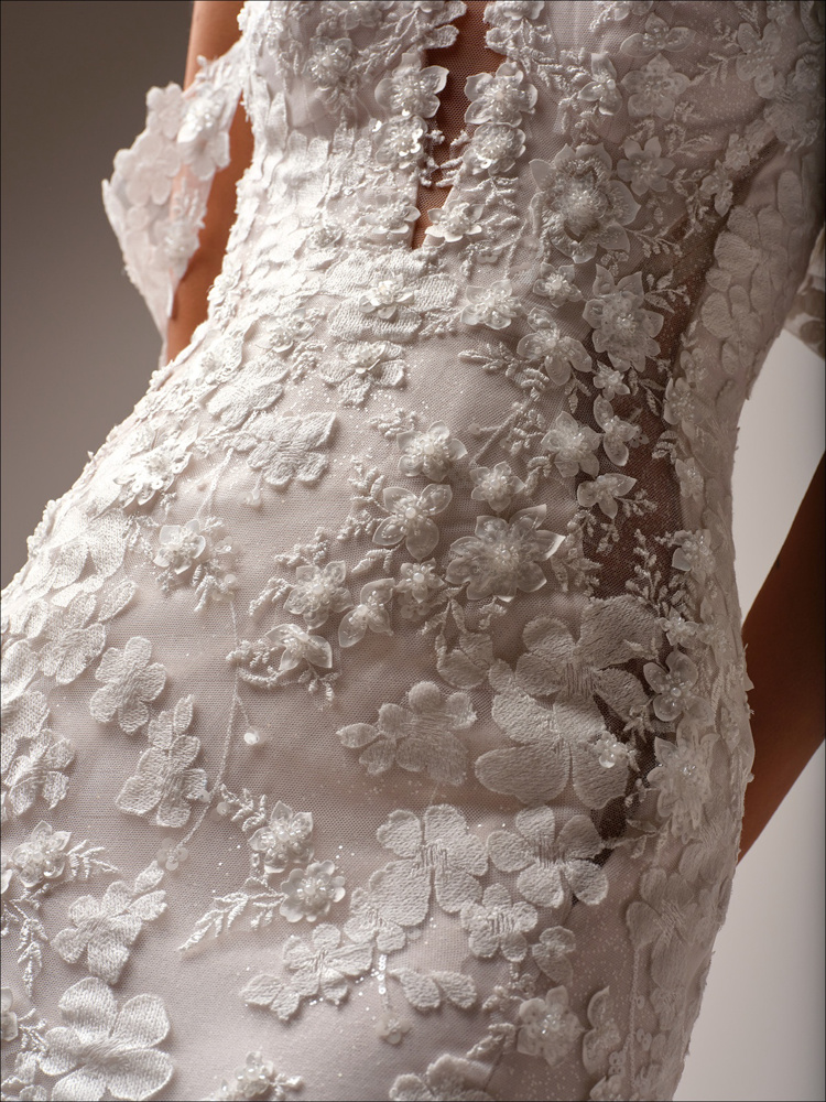 Trouwjurk met 3D kant Malone van Maggie Sottero. Close-up van het see-through lijfje met bloemenapplicaties en glitter.