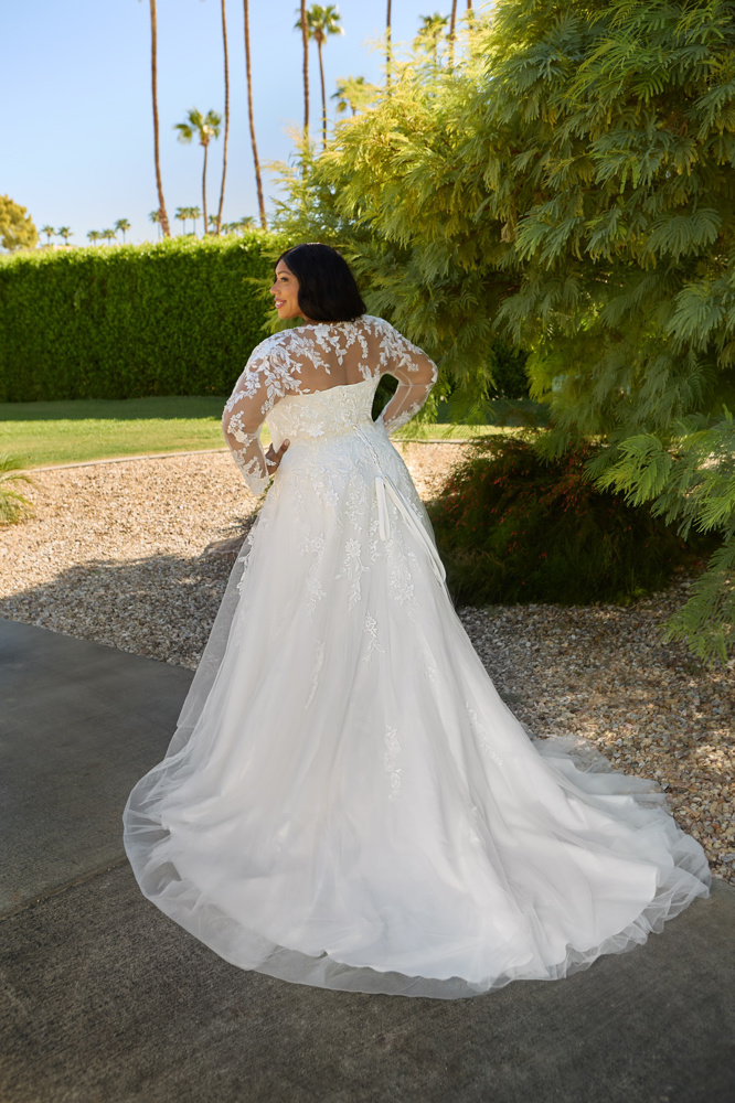 A-lijn trouwjurk 26332 van Tres chic met lange kanten mouwen. Achteraanzicht van de romantische bruidsjurk met tule rok.