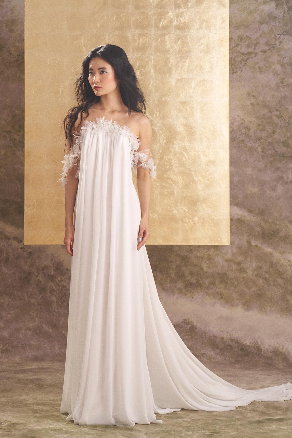 Flowy trouwjurk Lyon van Ines di Santo, vooraanzicht met strapless halslijn en 3D bloemen, exclusief bij Bruidshuis Diana.