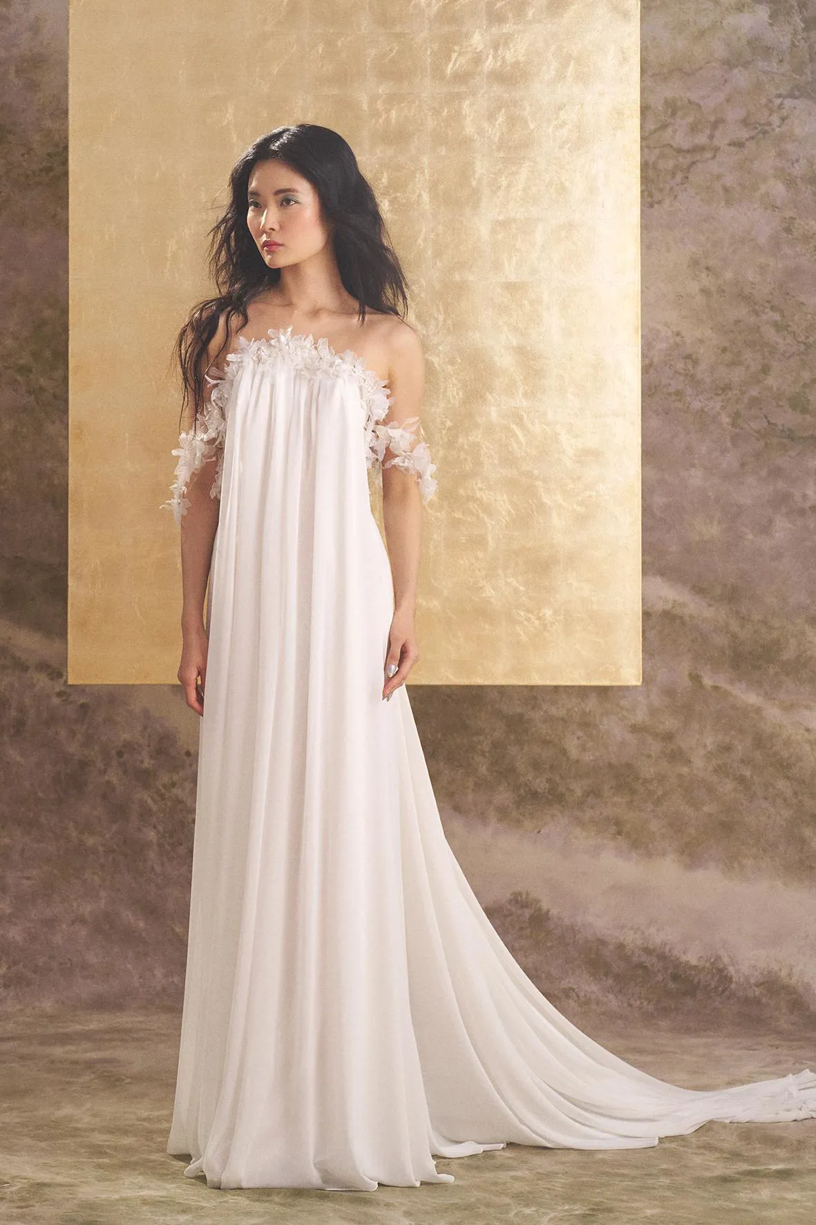 Flowy trouwjurk Lyon van Ines di Santo, vooraanzicht met strapless halslijn en 3D bloemen, exclusief bij Bruidshuis Diana.
