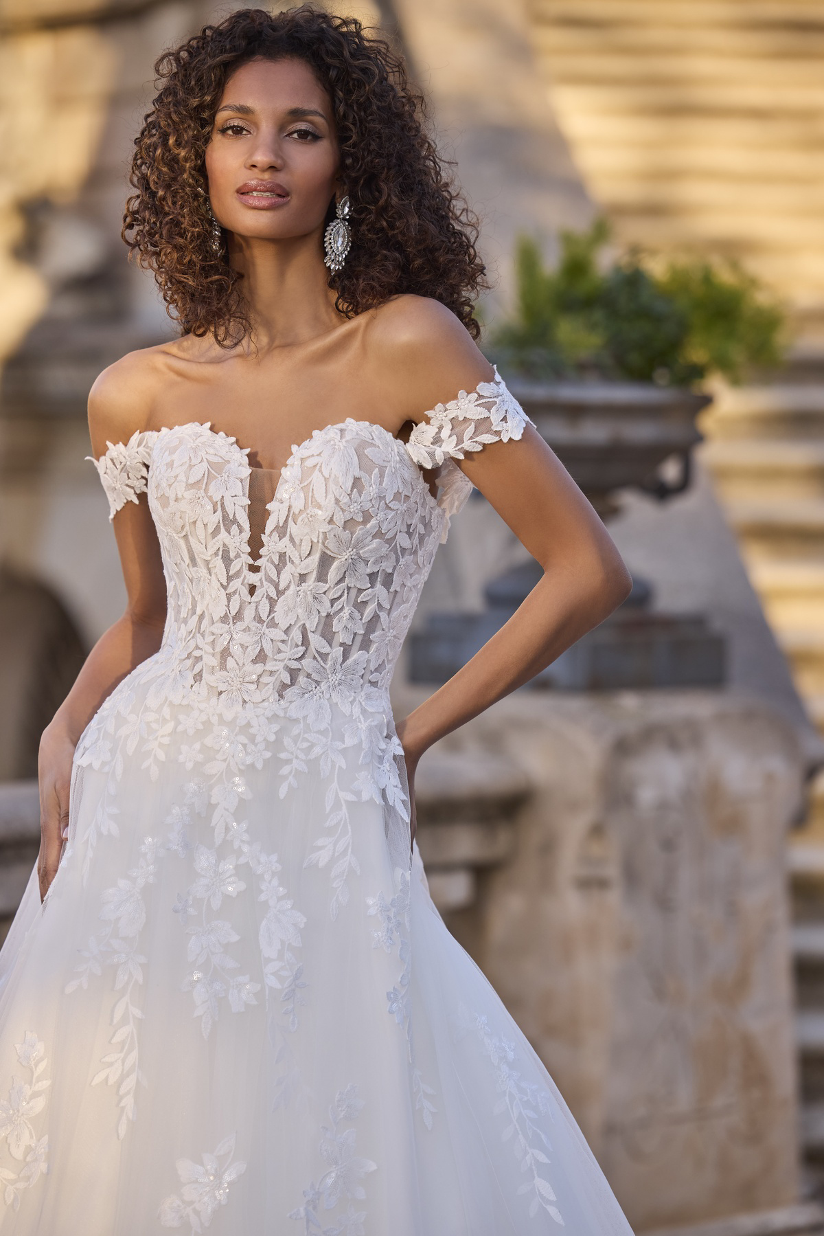 Romantische A-lijn trouwjurk 63167 Morilee. Close-up van het kanten off-shoulder lijfje met diepe V-hals.