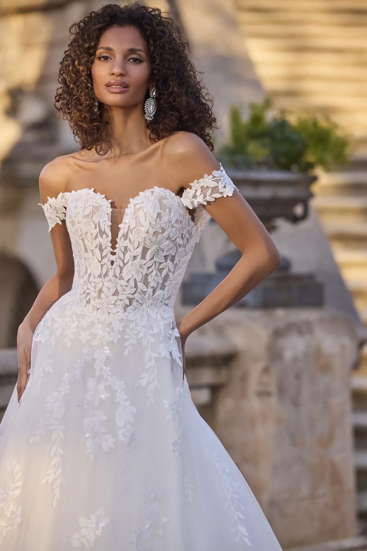 Romantische A-lijn trouwjurk 63167 Morilee. Close-up van het kanten off-shoulder lijfje met diepe V-hals.
