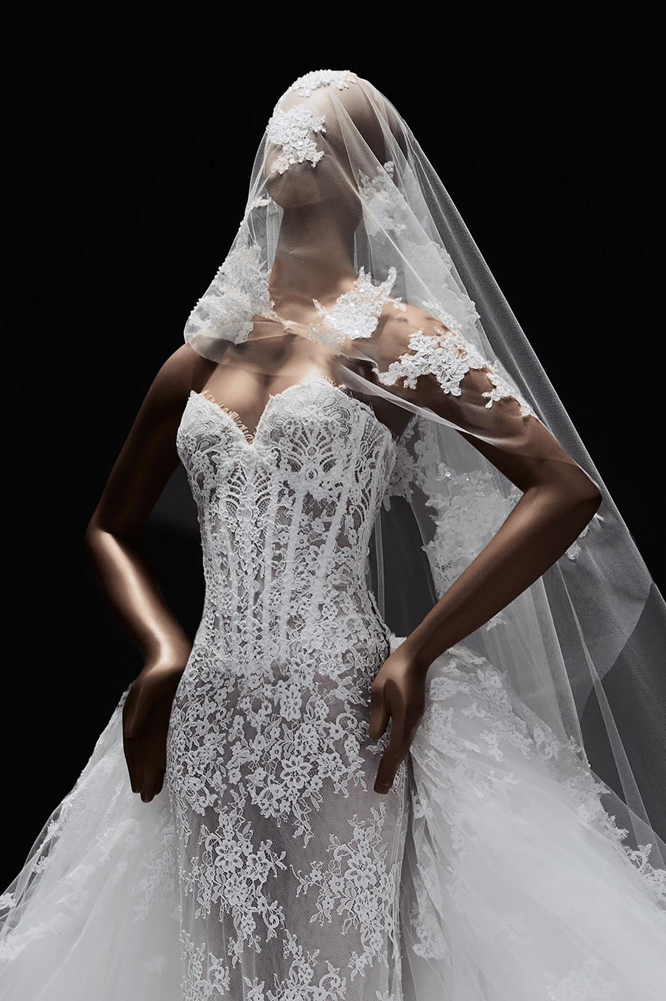 Zuhair Murad Mariage Spring 2027 Look 11 lace wedding dress with sweetheart neckline, sheer bodice and embroidered veil