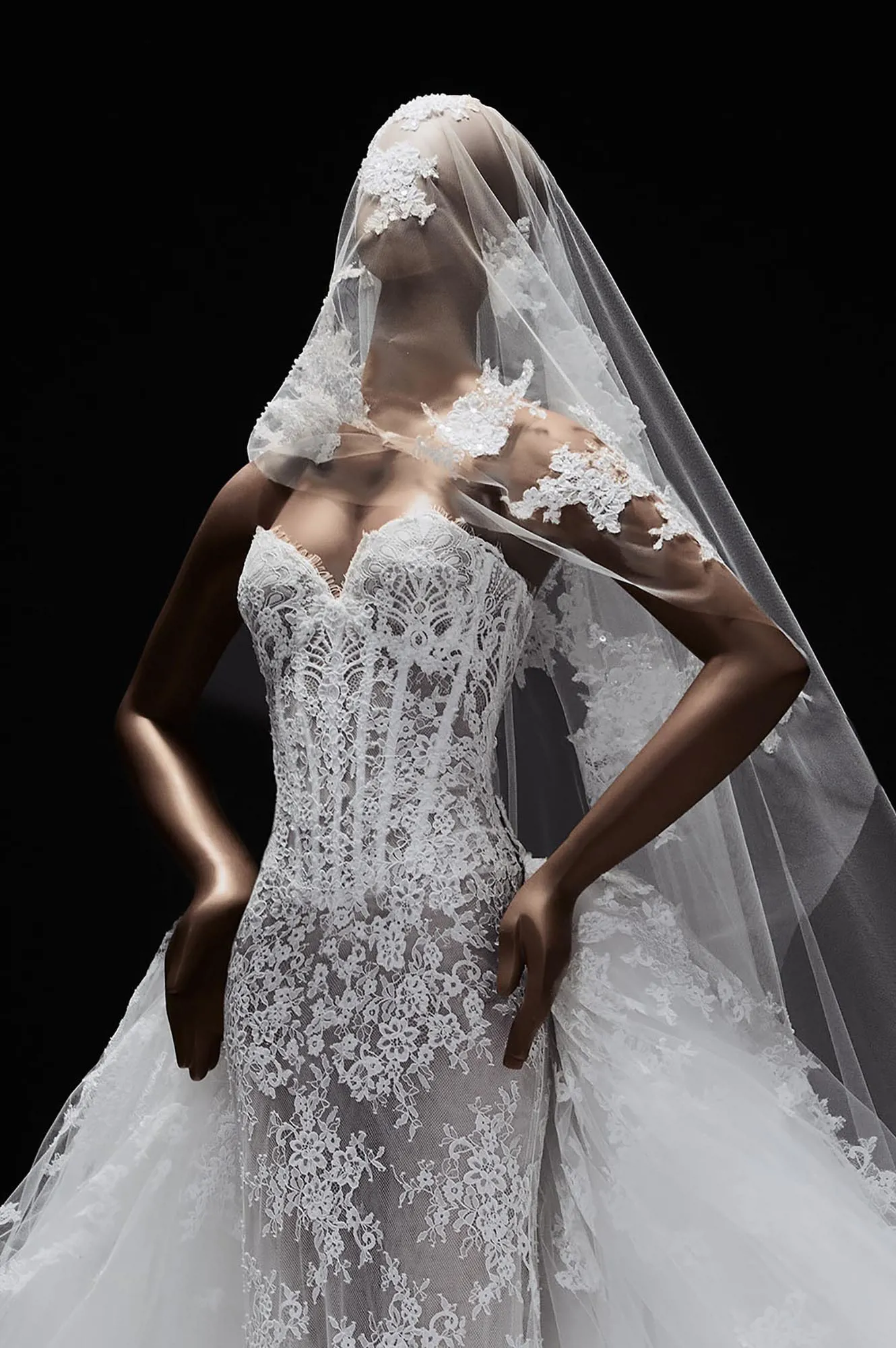 Zuhair Murad Mariage Spring 2027 Look 11 lace wedding dress with sweetheart neckline, sheer bodice and embroidered veil