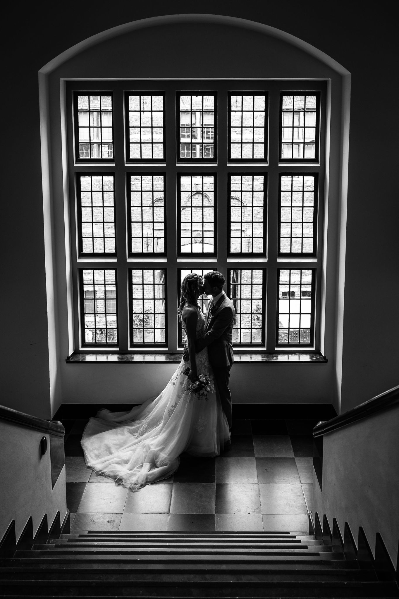 marlyn in haar trouwjurk zwart wit