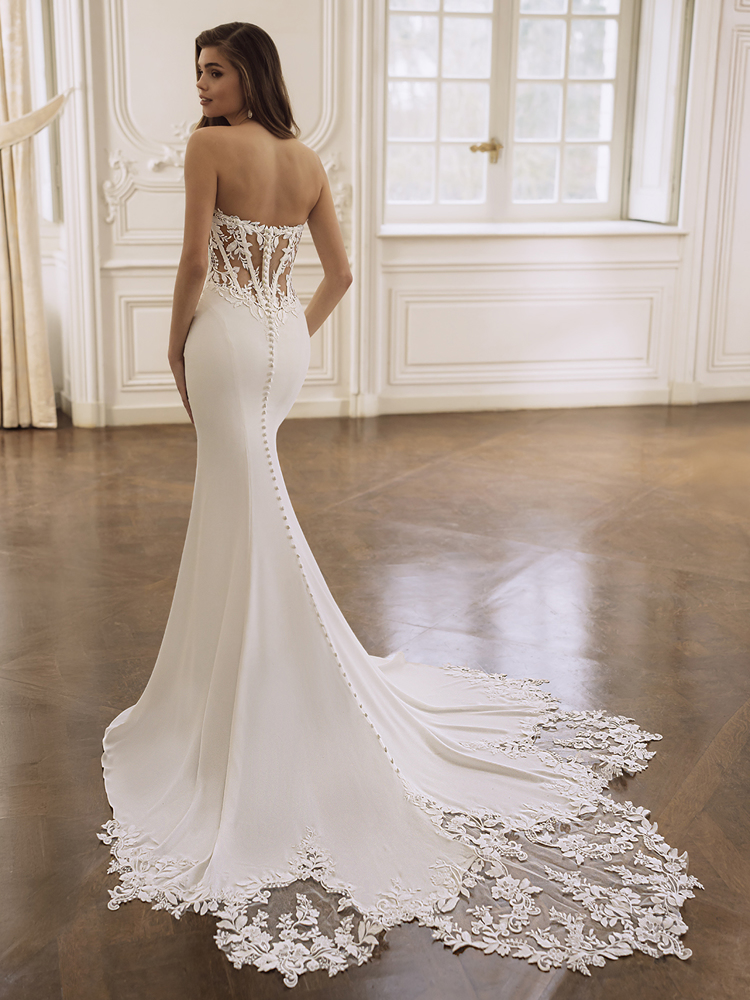 Zeemeermin trouwjurk Finley van Maggie Sottero. Achteraanzicht van de strapless jurk met see-through rug en lange kanten sleep.