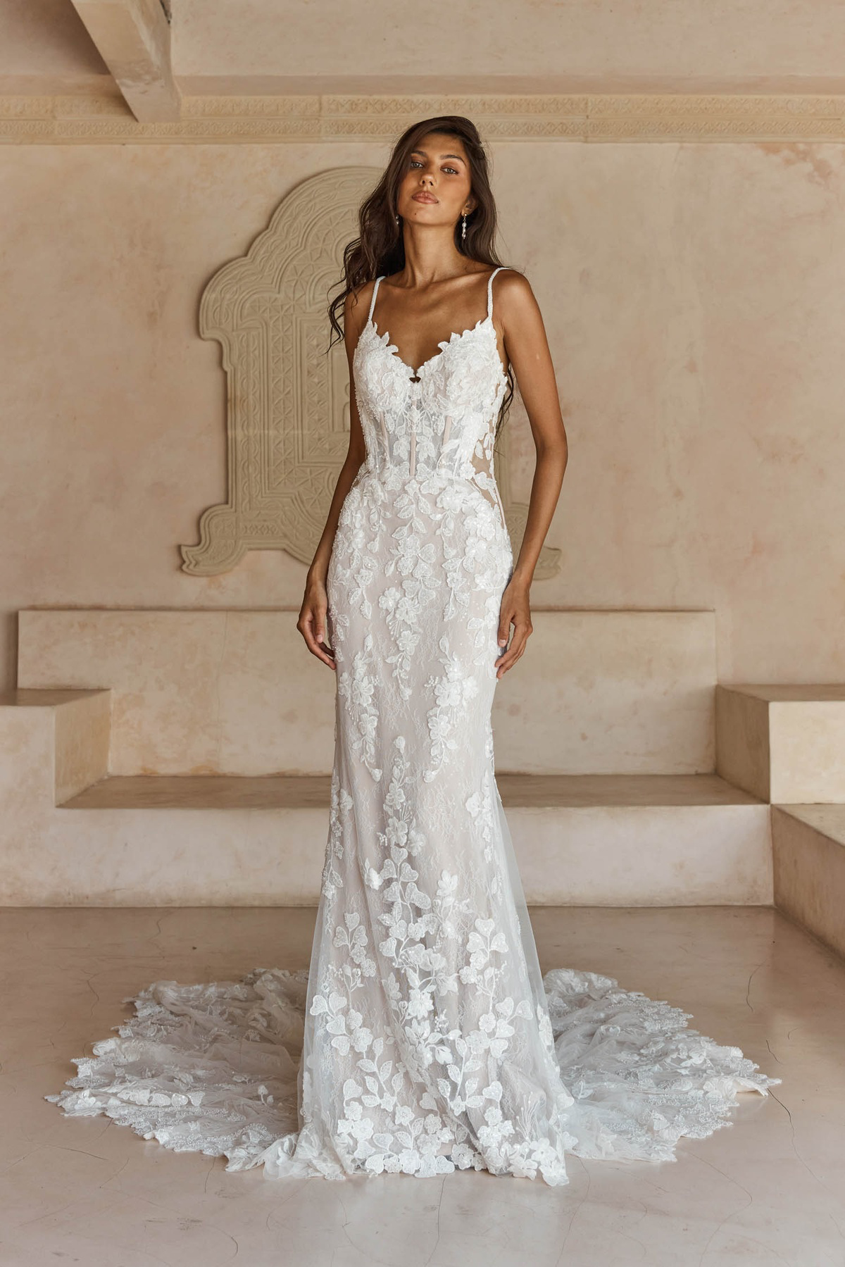 Trouwjurk met 3D kant Leigh van Madi Lane, vooraanzicht van het aangesloten model met see-through korsetlijfje en baleinen.