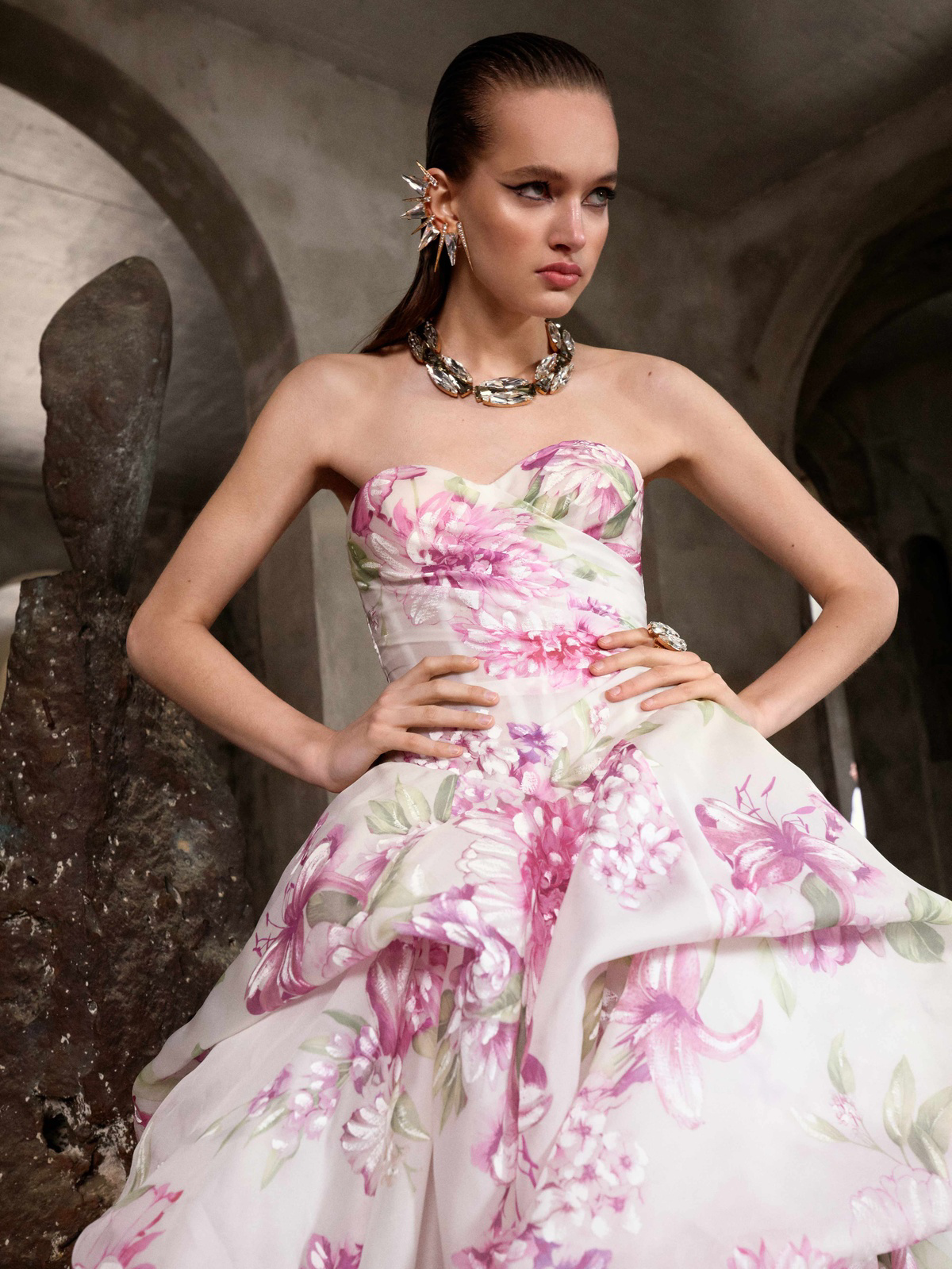 Gekleurde trouwjurk Fiori van Galia Lahav. Close-up van de strapless sweetheart halslijn en roze bloemenprint.
