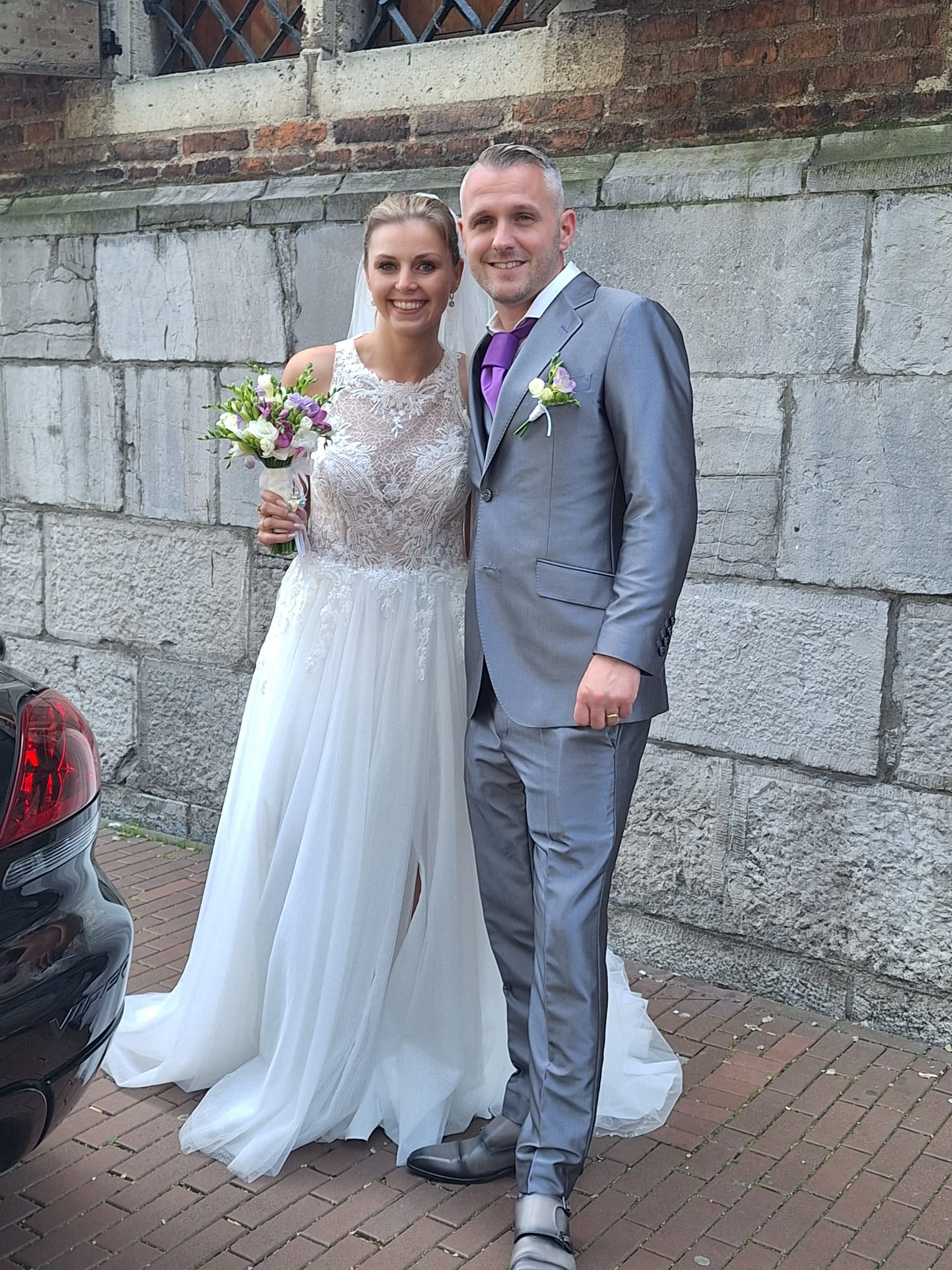 ewa in een trouwjurk met haar man