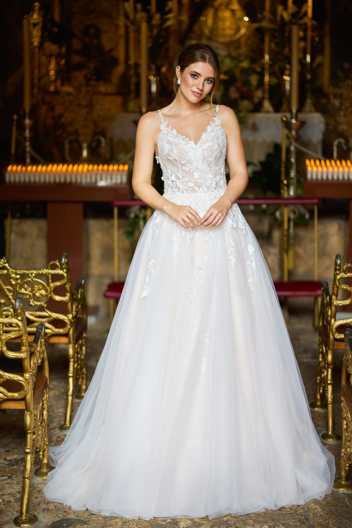 A-lijn trouwjurk 26217 van Tres chic met kanten V-hals en glitter tule rok. Vooraanzicht van deze romantische bruidsjurk.