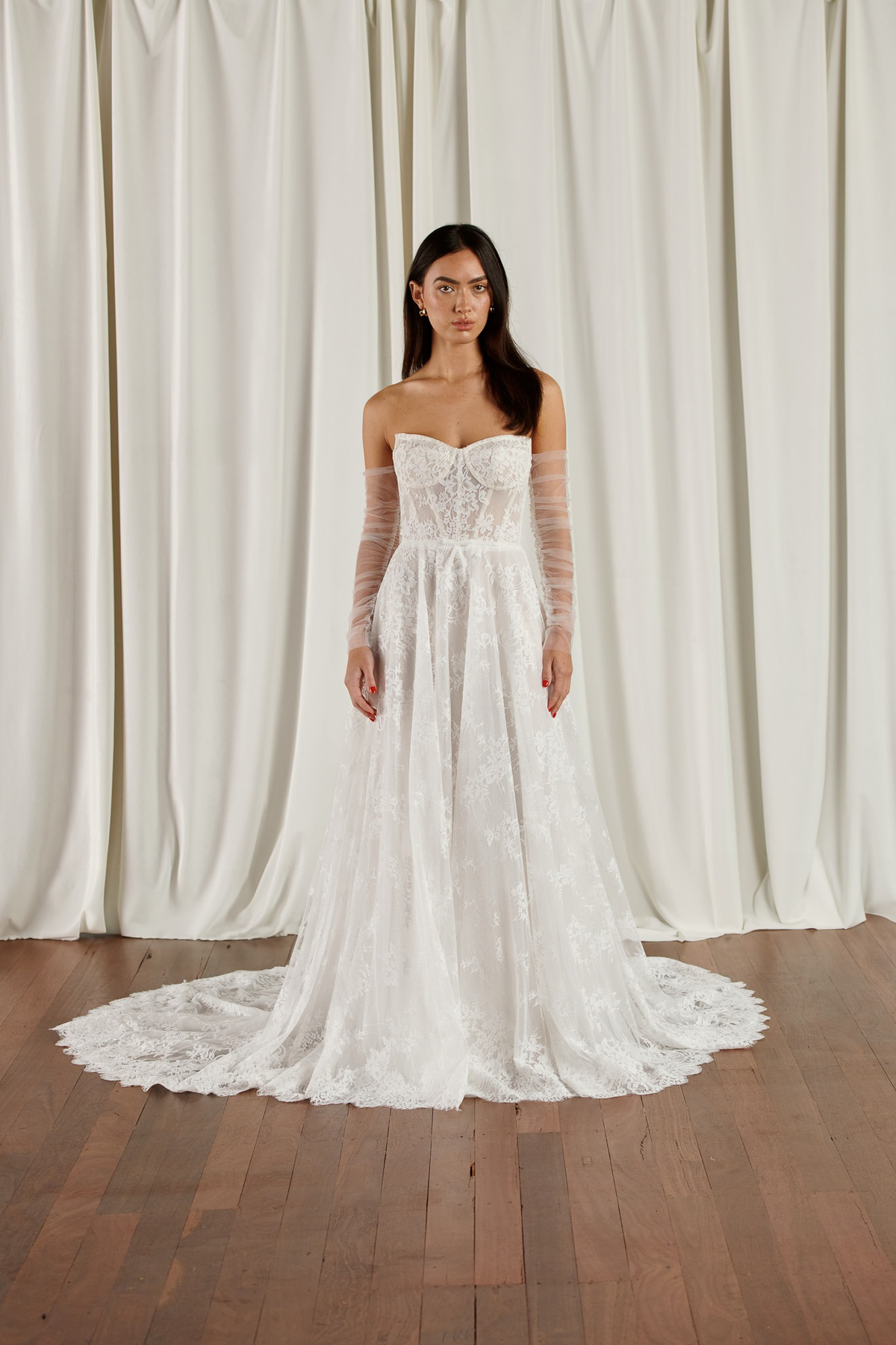 A-lijn trouwjurk met kant 23203 van Cizzy Bridal. Vooraanzicht met strapless sweetheart lijfje en losse tule mouwen.