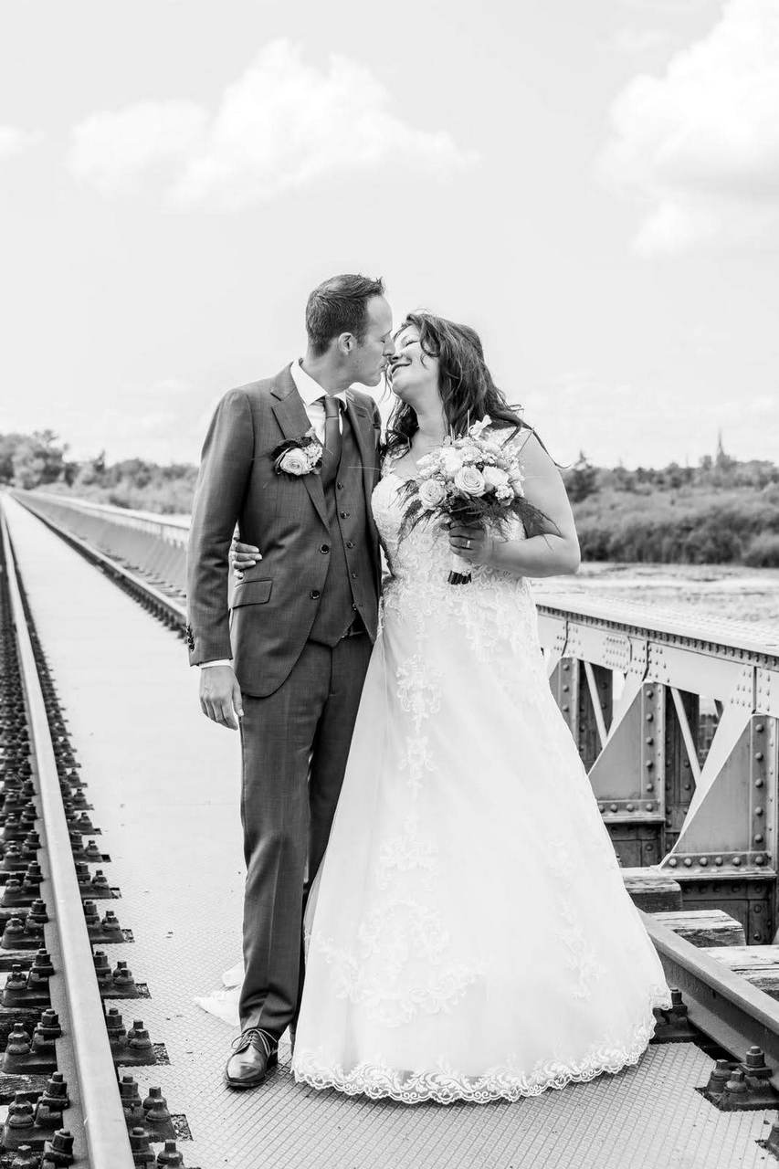 Bruidsrecensie Elle op brug zwartwit