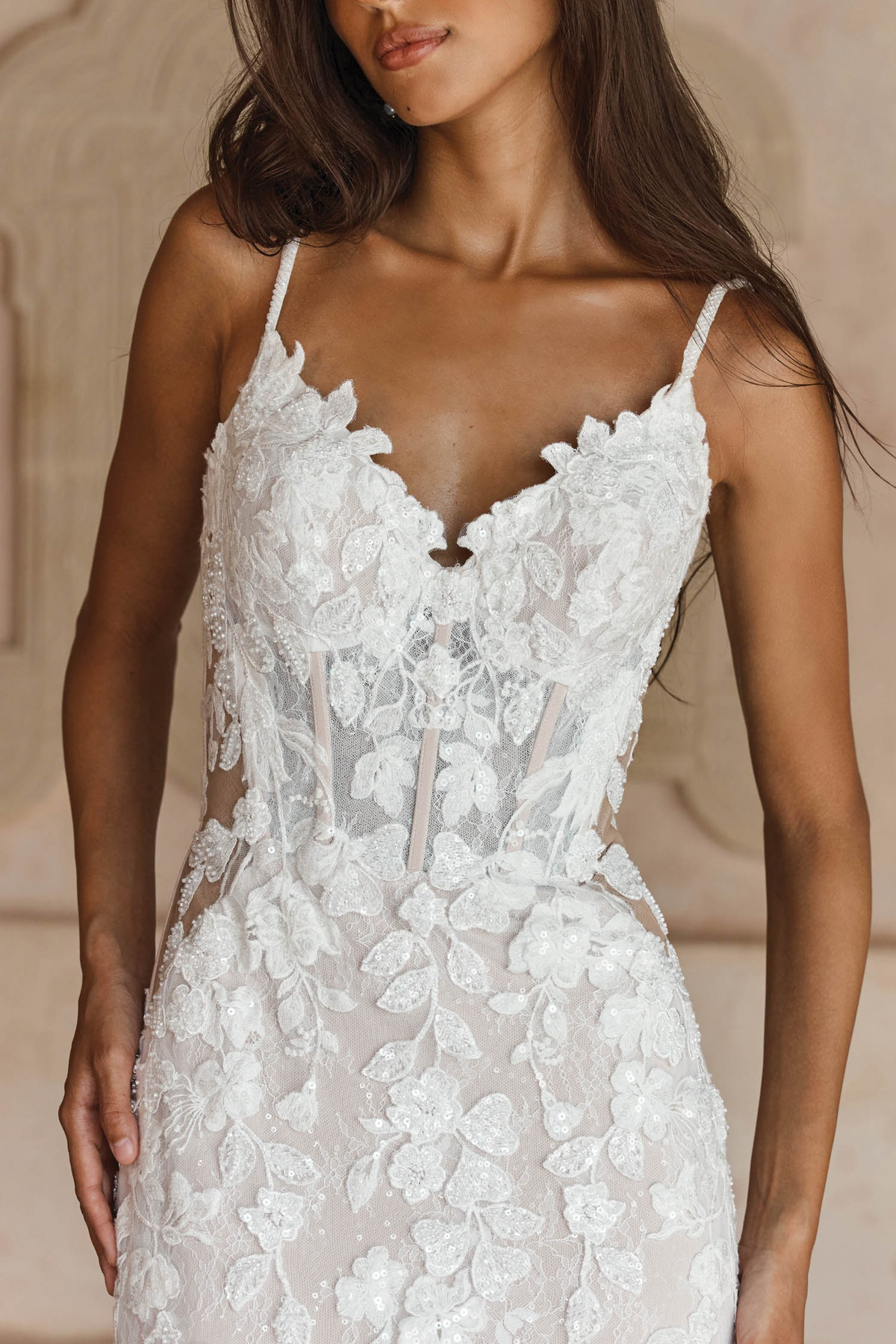 Trouwjurk met 3D kant Leigh van Madi Lane, close-up van het see-through korsetlijfje met baleinen en sweetheart halslijn.