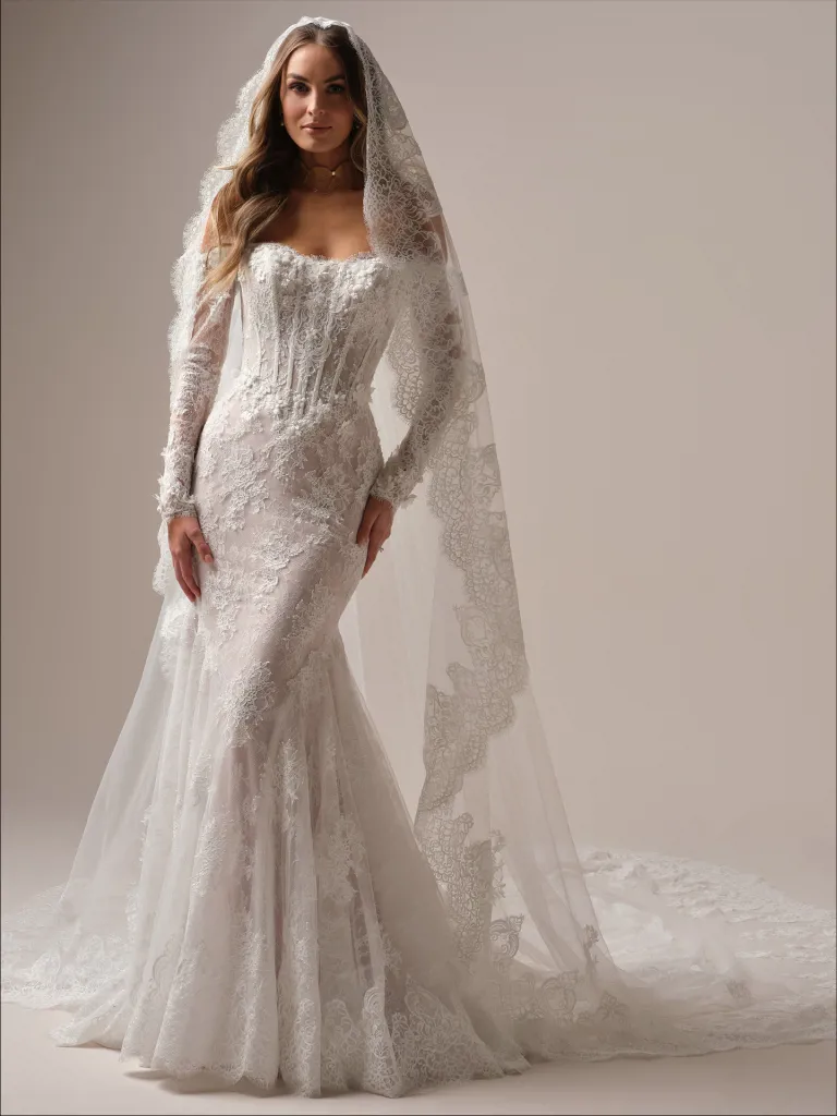 Zeemeermin trouwjurk met kant Takera van Maggie Sottero. Vooraanzicht van het model met lange mouwen en korsetlijfje.