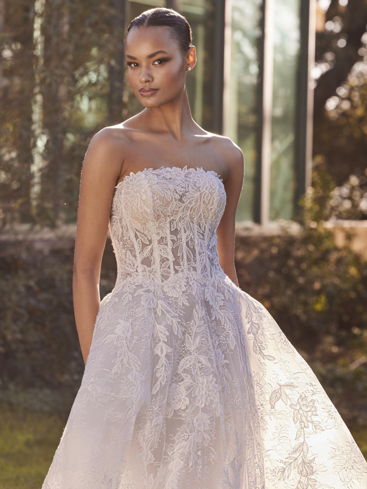 Trouwjurk Dabri van Pronovias. Close-up van het strapless en see-through korsetlijfje met romantisch kant.