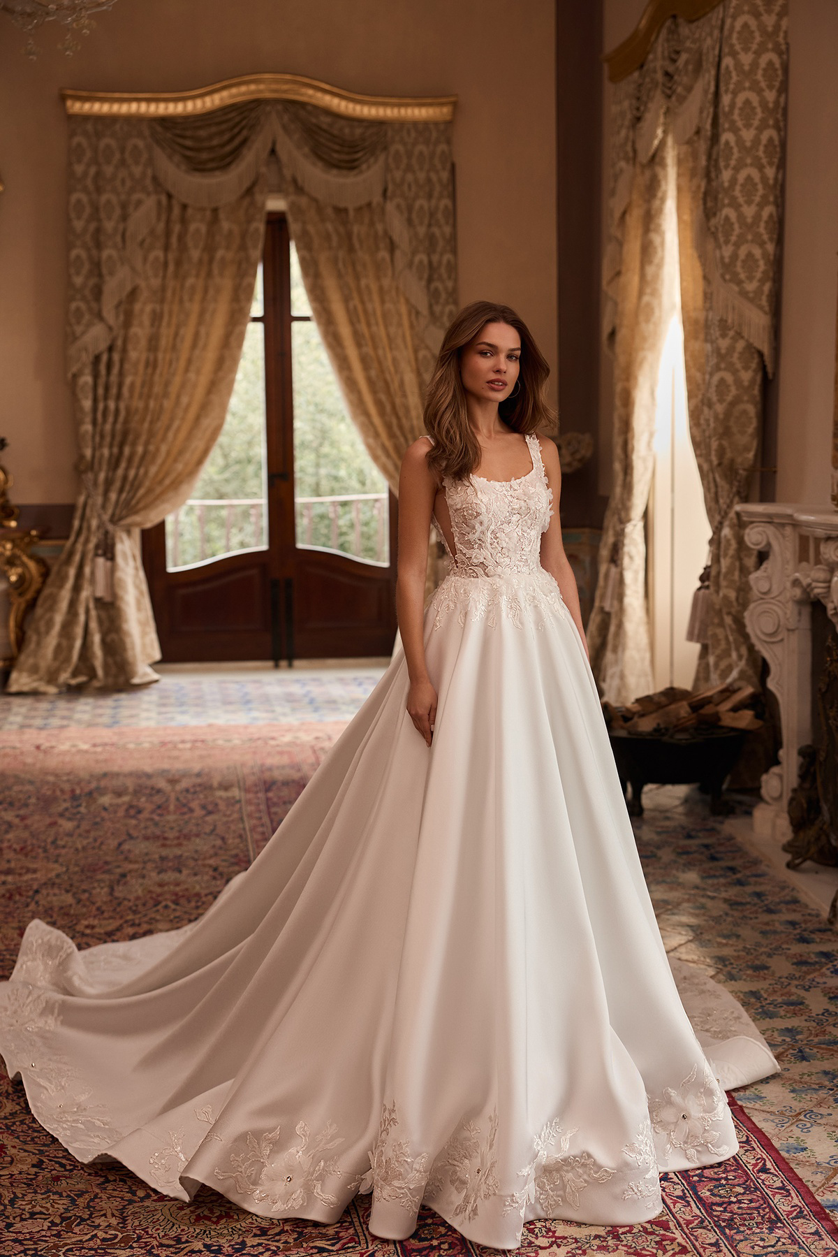 A-lijn trouwjurk Tia van Blue by Enzoani. Vooraanzicht van het kanten lijfje met see-through zijkanten en satijnen rok.