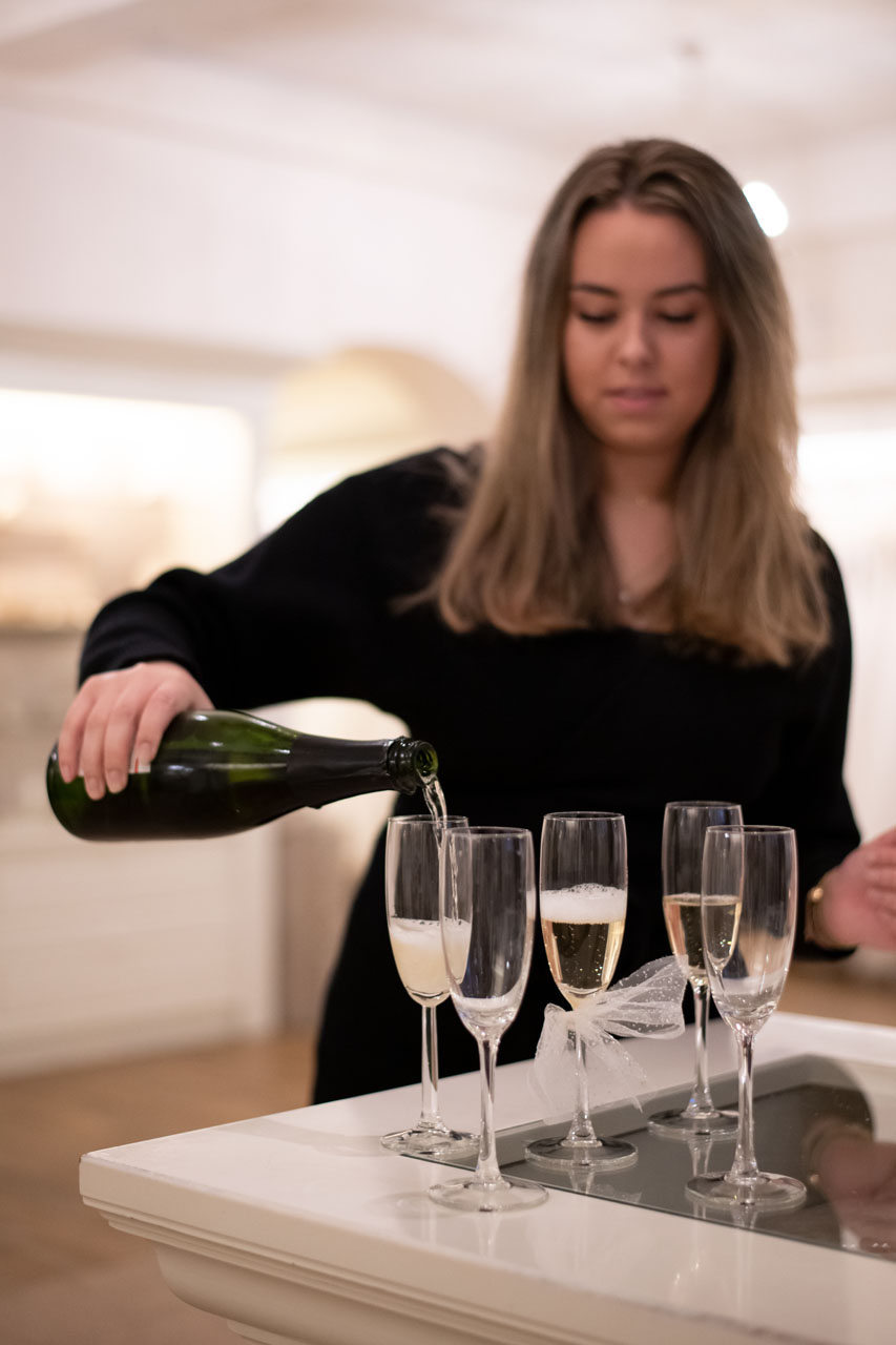 Champagne schenken in bruidszaak