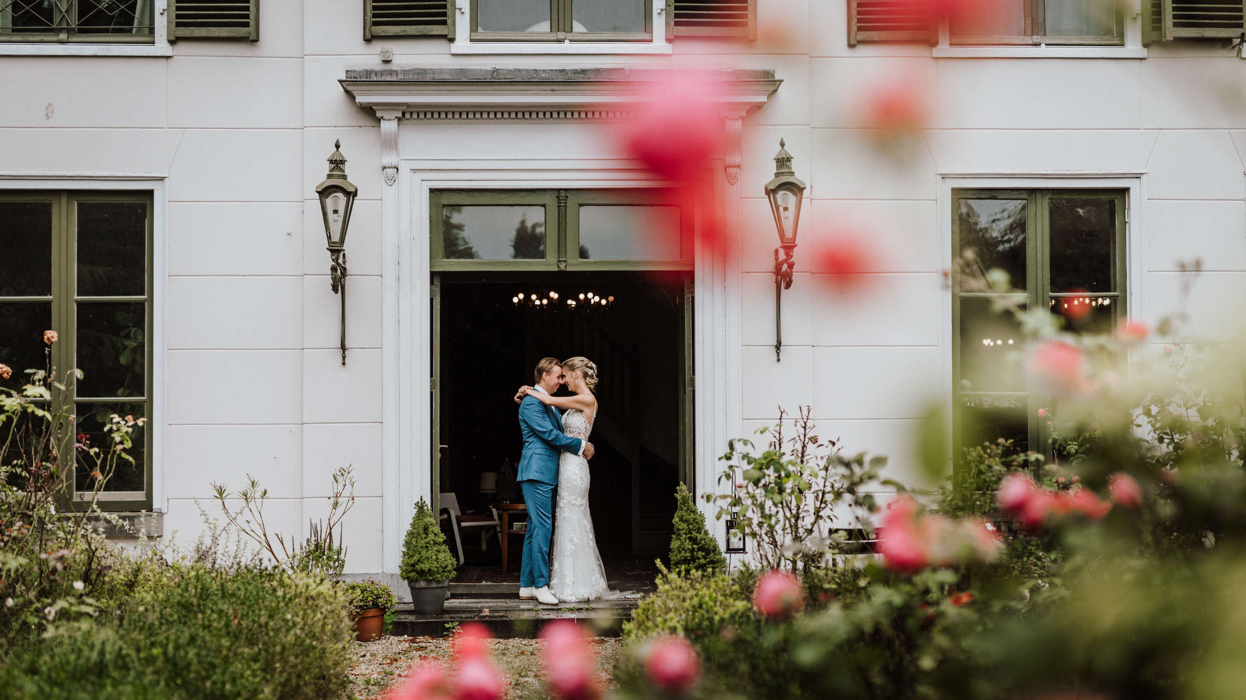 sasha in haar trouwjurk met haar man