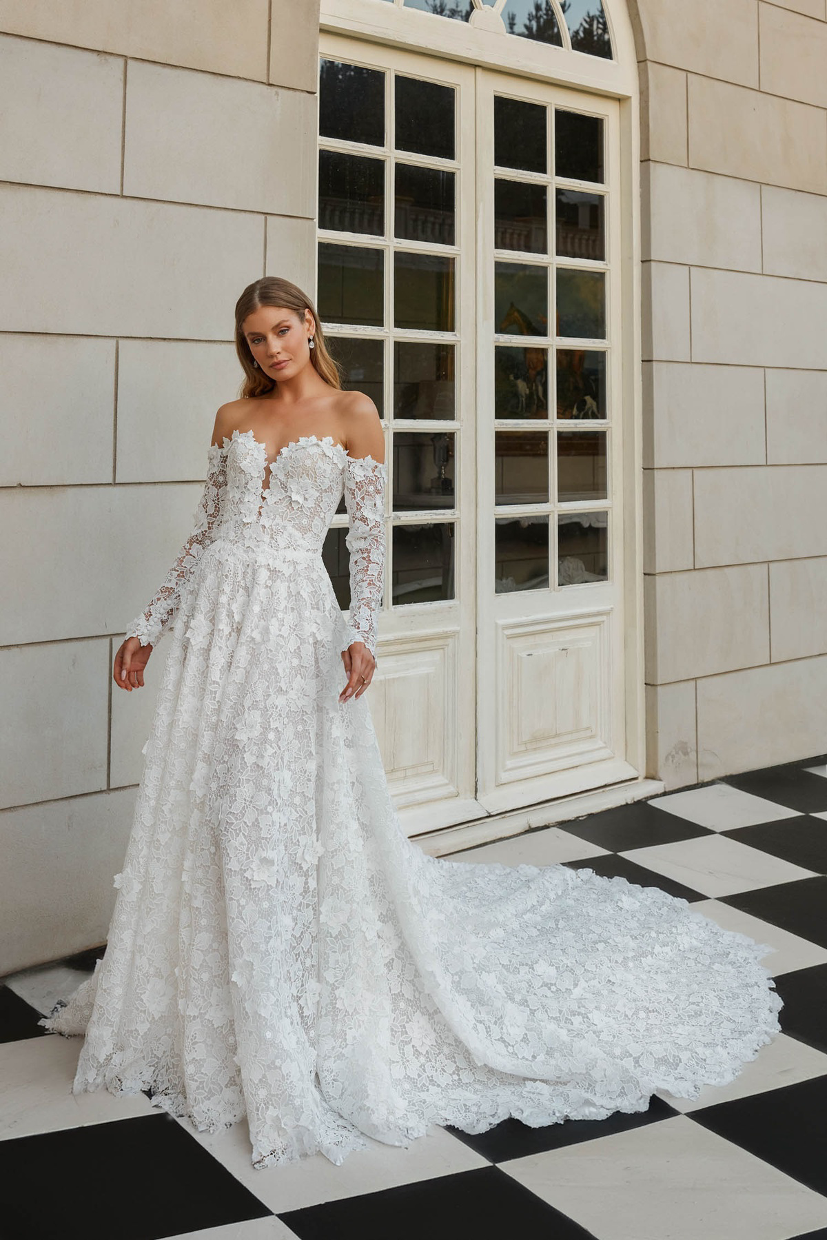 Off-shoulder trouwjurk Salem van Jeune by Madi Lane in A-lijn met 3D kant. Vooraanzicht, uit collectie van Bruidshuis Diana.