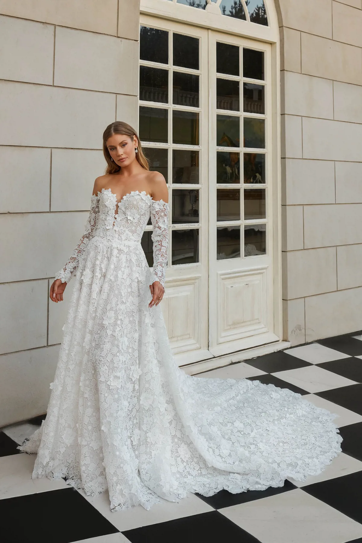 Off-shoulder trouwjurk Salem van Jeune by Madi Lane in A-lijn met 3D kant. Vooraanzicht, uit collectie van Bruidshuis Diana.