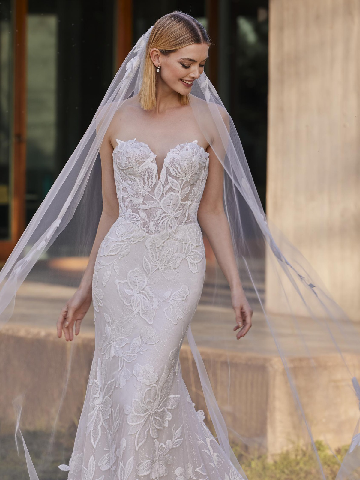 Bruidsjurk zeemeermin Yai van Pronovias met bloemenkant en V-hals. Close-up van het strapless, see-through lijfje.