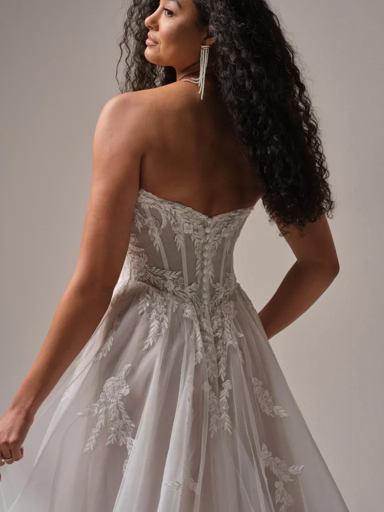 Off-shoulder trouwjurk Victoria van Maggie Sottero. Close-up van het romantische kanten korsetlijfje met sweetheart hals.