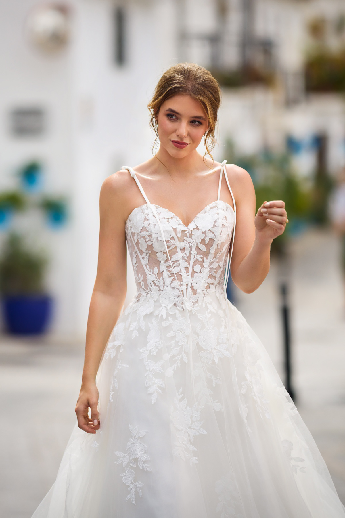 A-lijn trouwjurk met kant 26422 van Tres chic, close-up van het see-through korsetlijfje met baleinen en schouderbandjes.