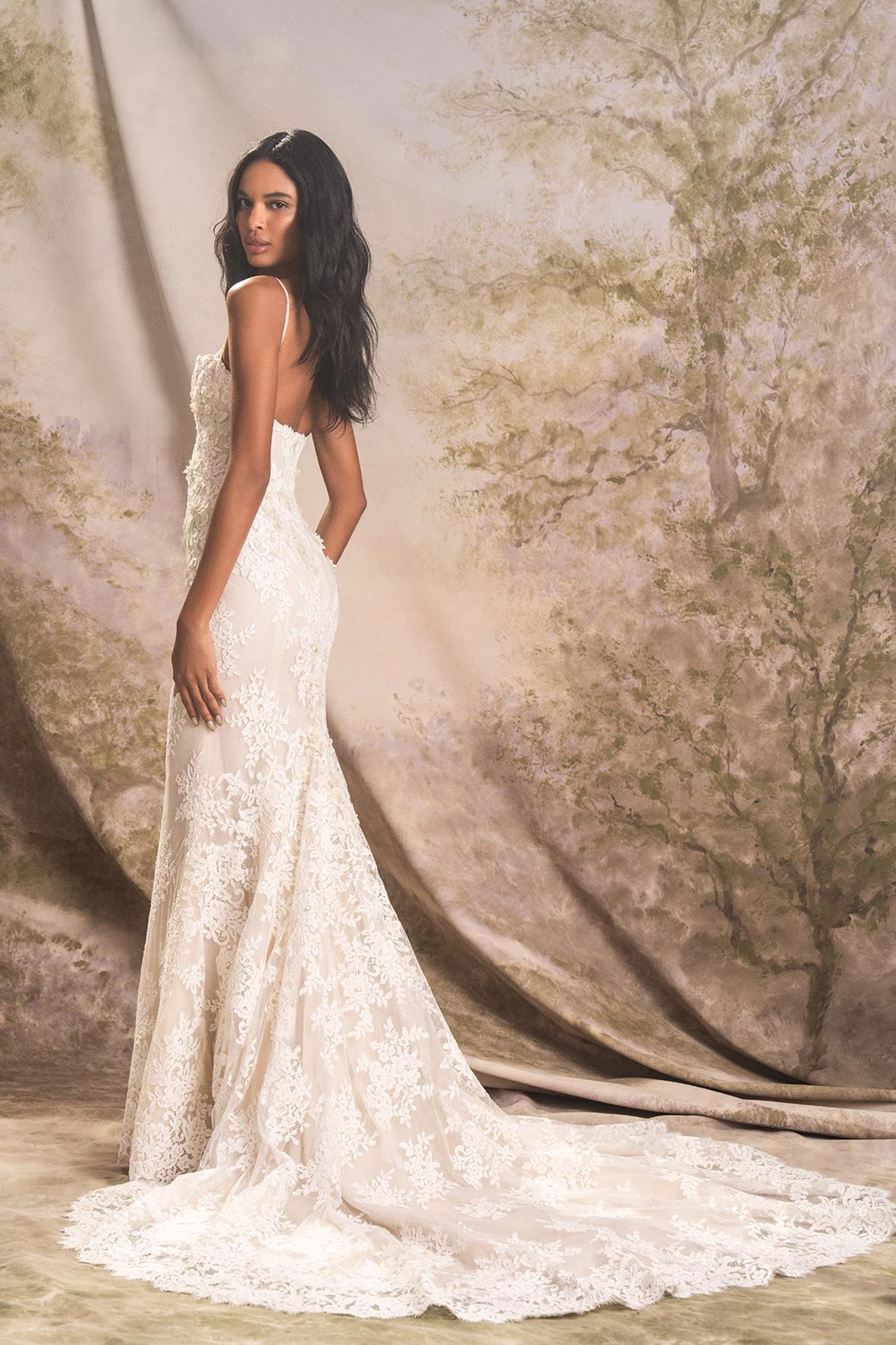 Trouwjurk zeemeermin van kant Valence van Ines di Santo. Achteraanzicht van de jurk met lage rug en kanten sleep.