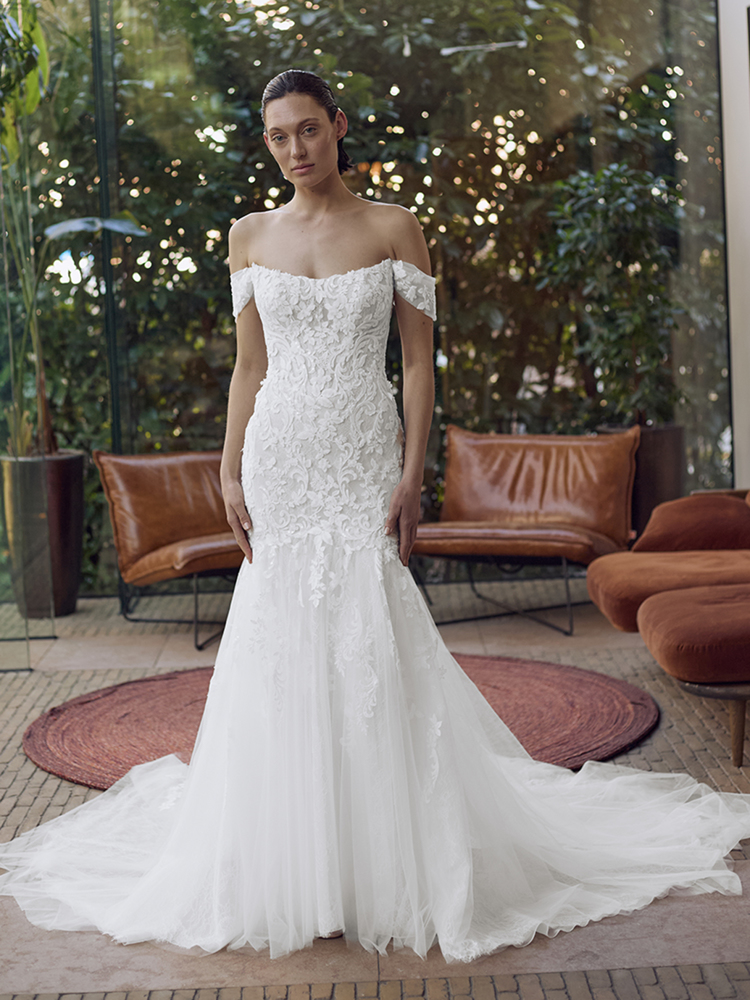 Off-shoulder zeemeermin trouwjurk Georgi van Pronovias met kant en tule. Vooraanzicht van deze romantische bruidsjurk.