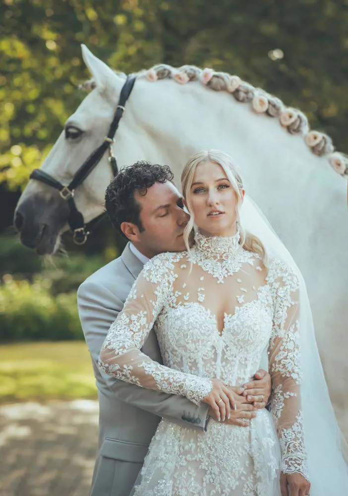 Britt Dekker straalt op bruiloft in Zuhair Murad trouwjurk van Bruidshuis Diana