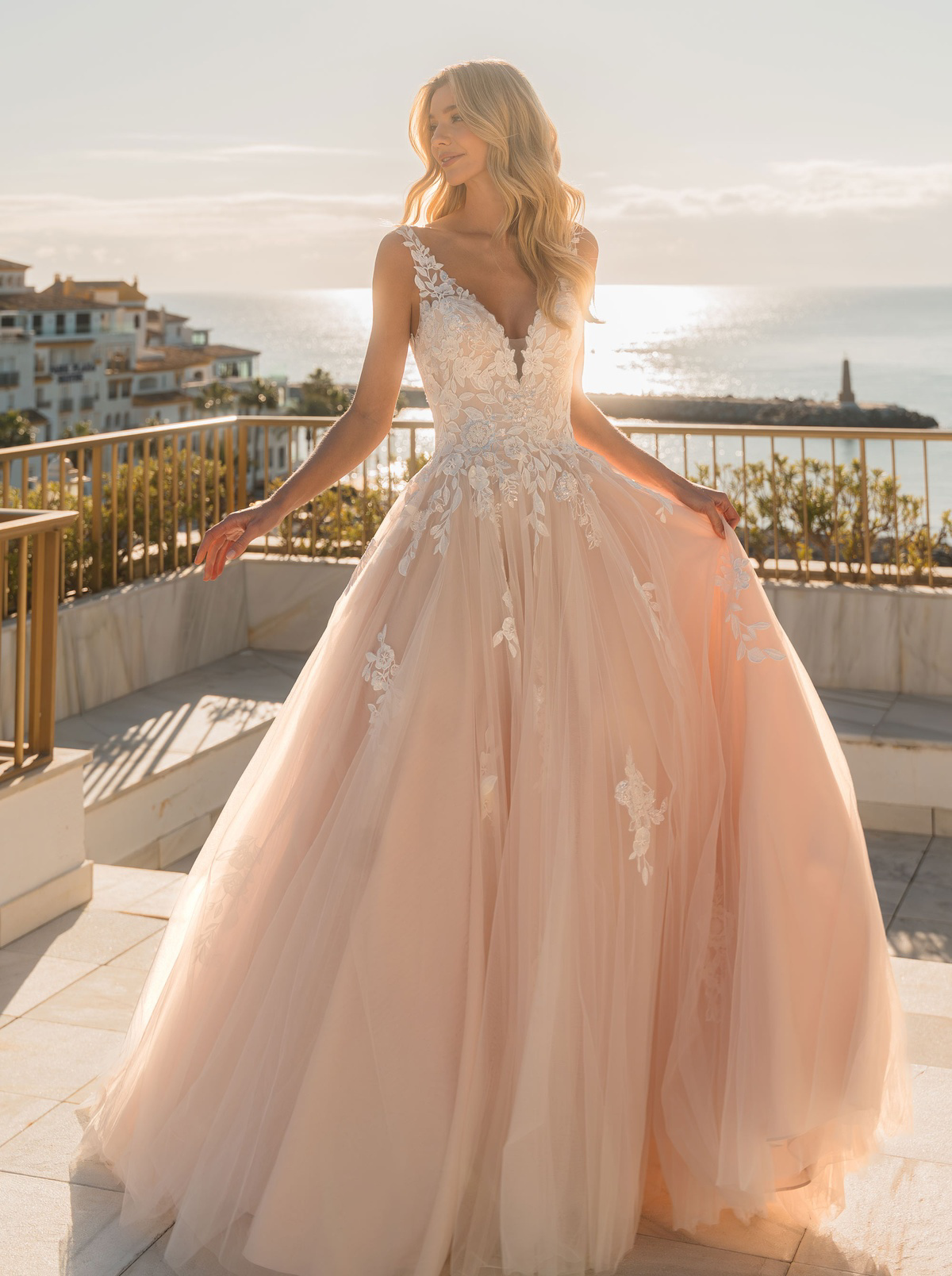 A-lijn trouwjurk 31013 van Diane Legrand in blush. Vooraanzicht van het kanten lijfje met V-hals en de wijde tule rok.