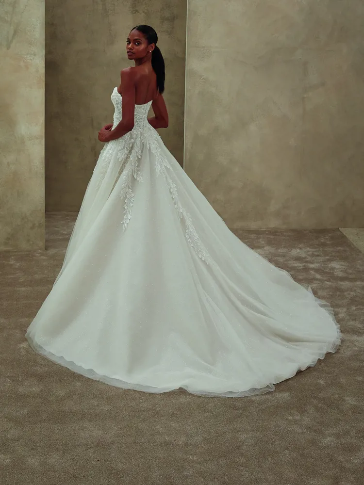 Prinsessen trouwjurk 1541 van Demetrios met glitter tule en lange sleep. Achteraanzicht van de strapless bruidsjurk.