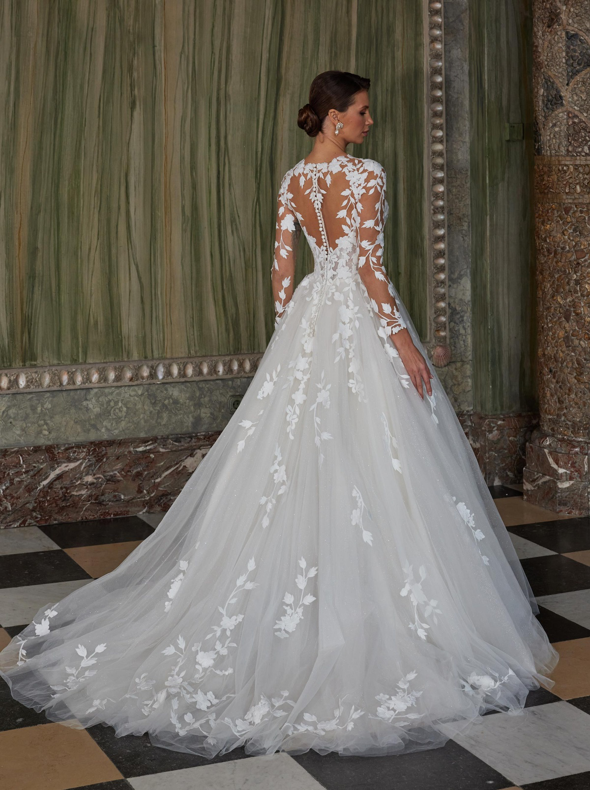 A-lijn trouwjurk 50917 van Diane Legrand met open rug en lange kanten mouwen. Achteraanzicht met picpac knoopjes.