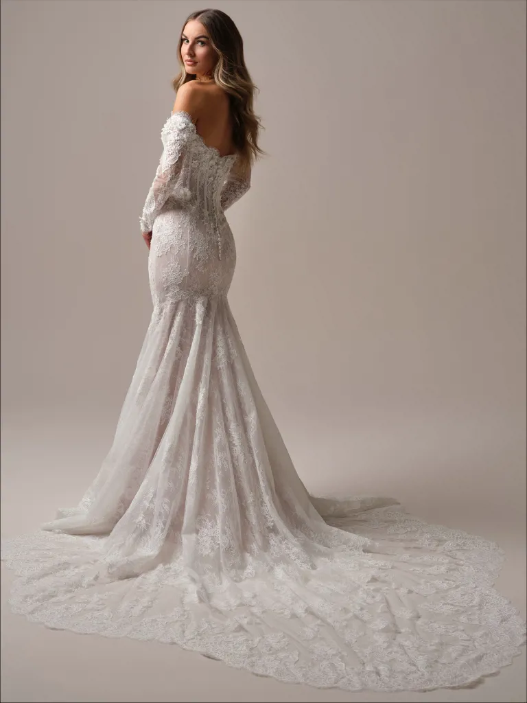 Trouwjurk zeemeermin Takera van Maggie Sottero. Achteraanzicht van de off-shoulder jurk met lange mouwen en kanten sleep.