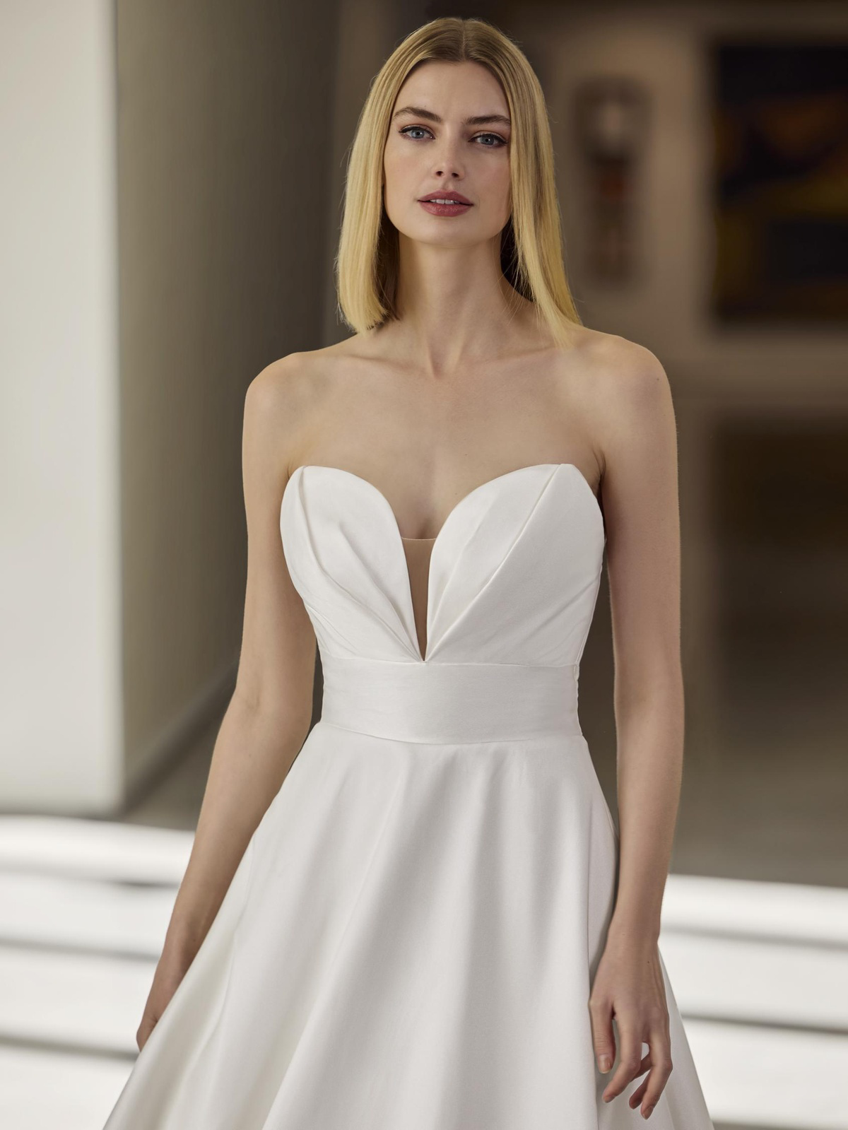Strapless trouwjurk Leaves van Pronovias met diepe V-hals. Close-up van het mikado lijfje met blad-vormige cups.