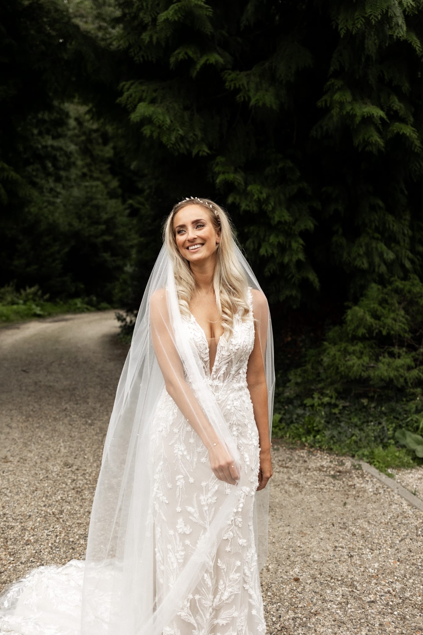 yasha in haar trouwjurk