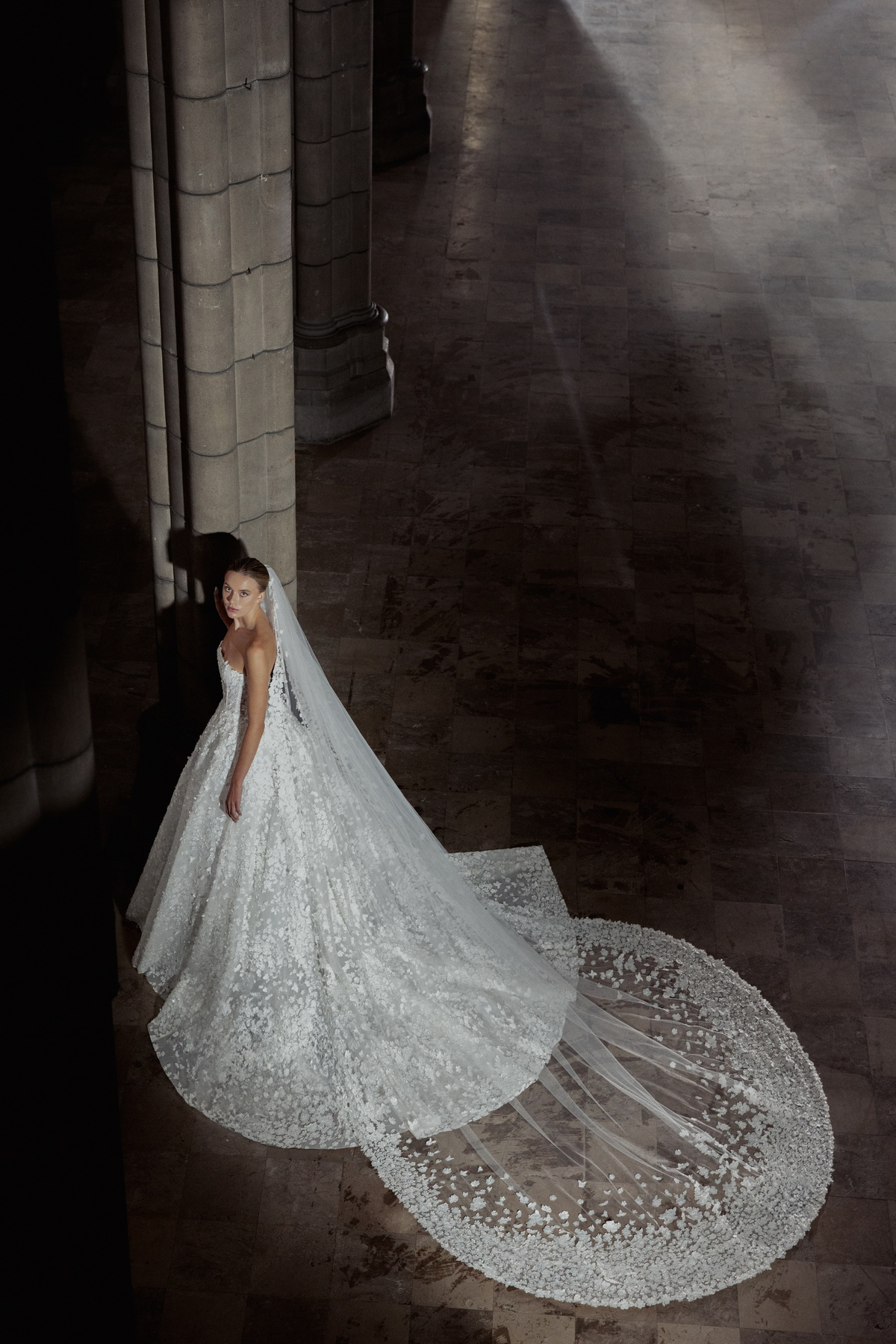 Prinsessenjurk Helena van Zuhair Murad met 3D kant. Bovenaanzicht van de couture trouwjurk met een lange, bewerkte sleep.