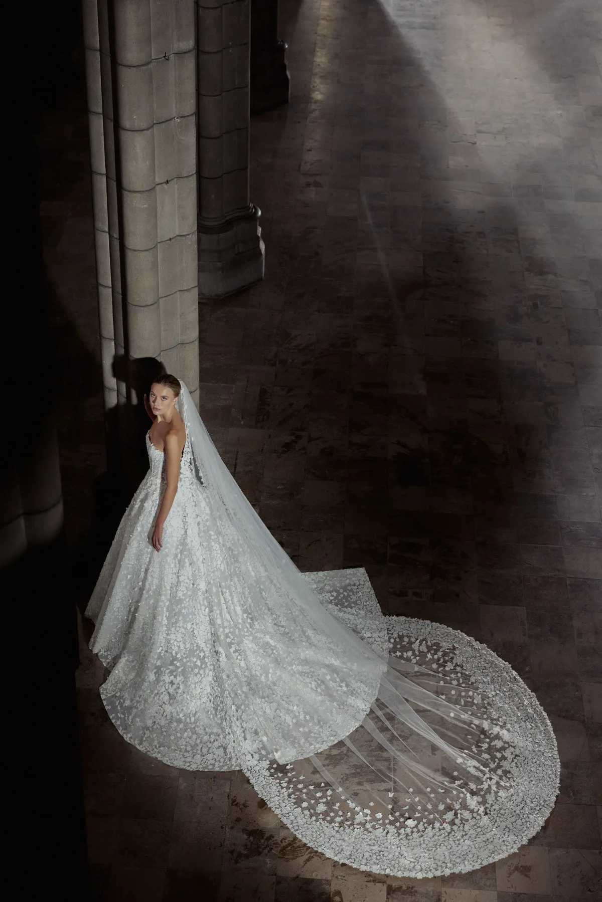 Prinsessenjurk Helena van Zuhair Murad met 3D kant. Bovenaanzicht van de couture trouwjurk met een lange, bewerkte sleep.