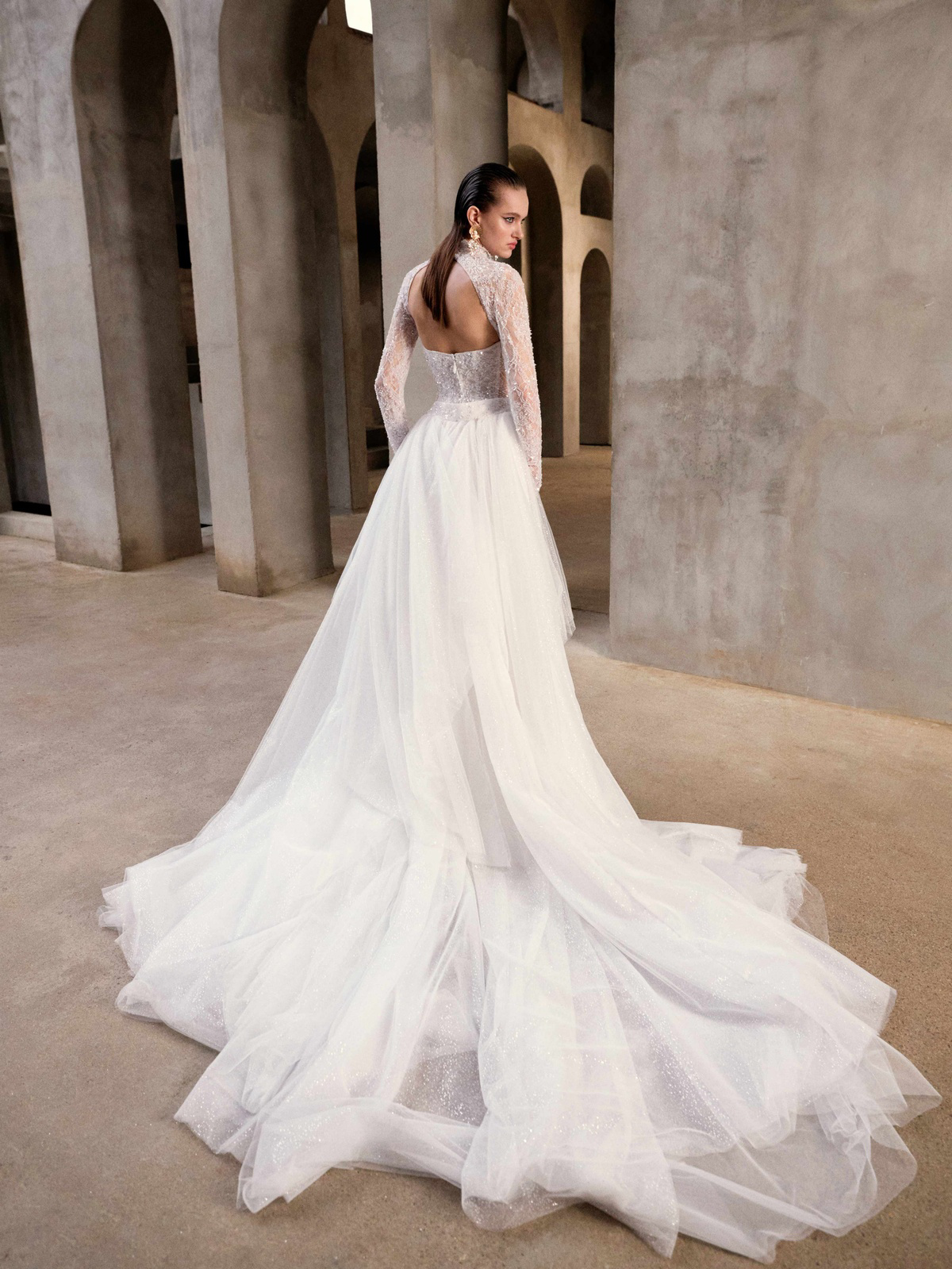 Trouwjurk met open rug Hermosa van Galia Lahav. Achteraanzicht van de kanten mouwen en A-lijn rok met lange glitter sleep.