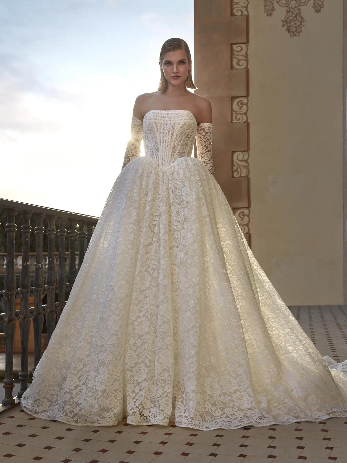 Prinsessen trouwjurk Beatris van Pronovias Privee. Vooraanzicht van de volledig kanten jurk met strapless korsetlijfje.