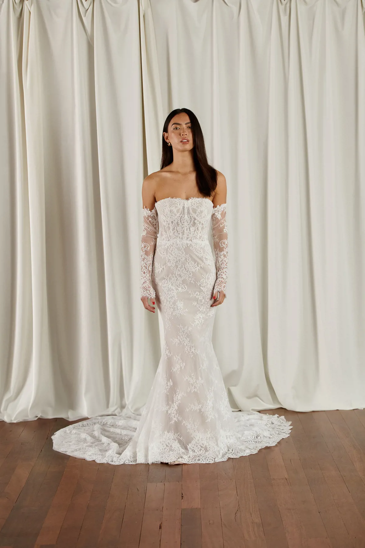 Volledig kanten zeemeermin trouwjurk 23112 van Cizzy Bridal. Vooraanzicht met strapless lijfje en off-shoulder mouwen.