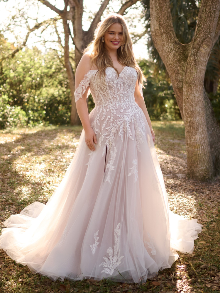 Off-shoulder trouwjurk Victoria Curvy van Maggie Sottero in blush. Vooraanzicht A-lijn met sweetheart en botanisch kant.